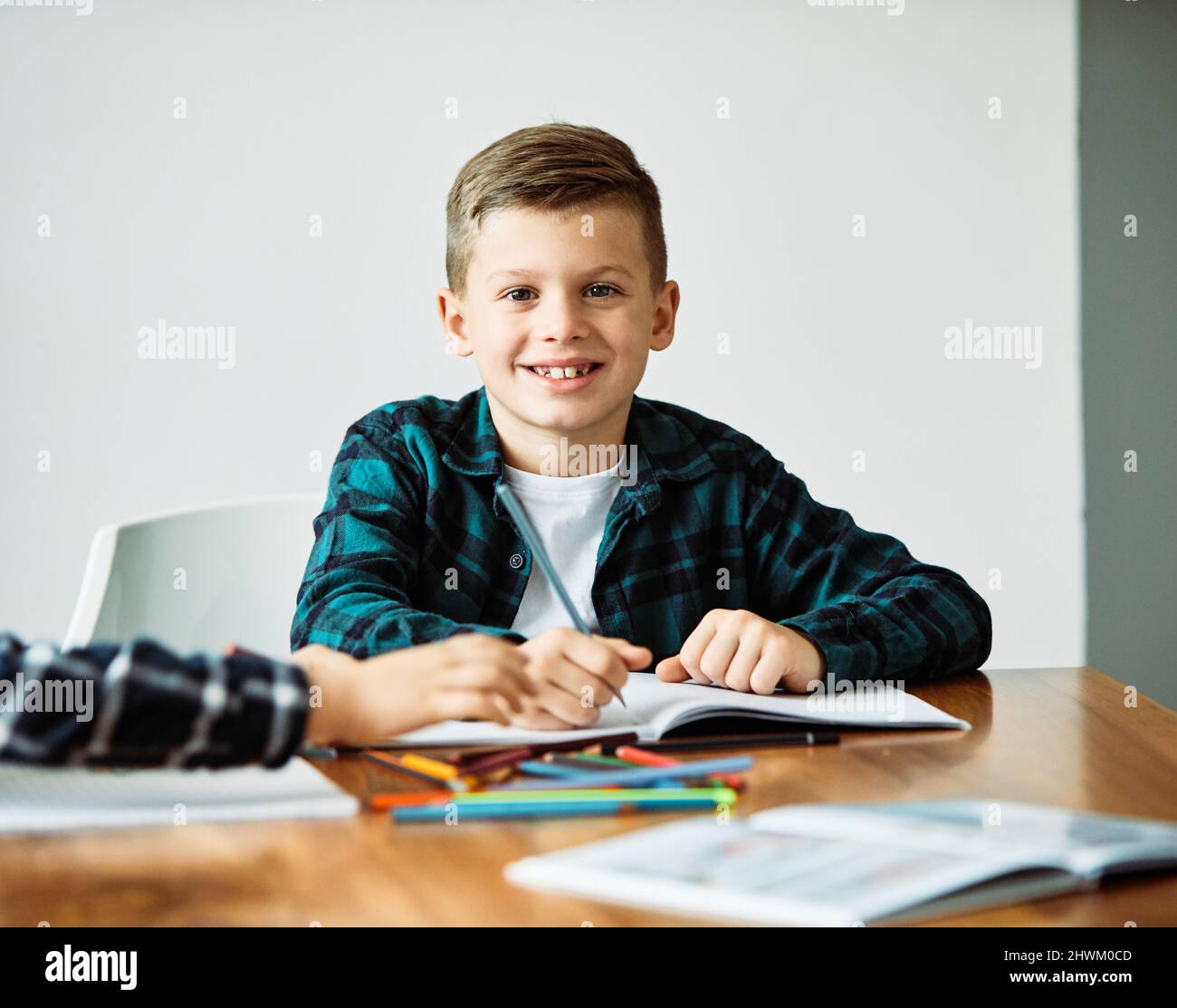 enfant garçon devoirs école éducation classe étudier enfance maison enfant étudiant l'apprentissage de l'écriture Banque D'Images