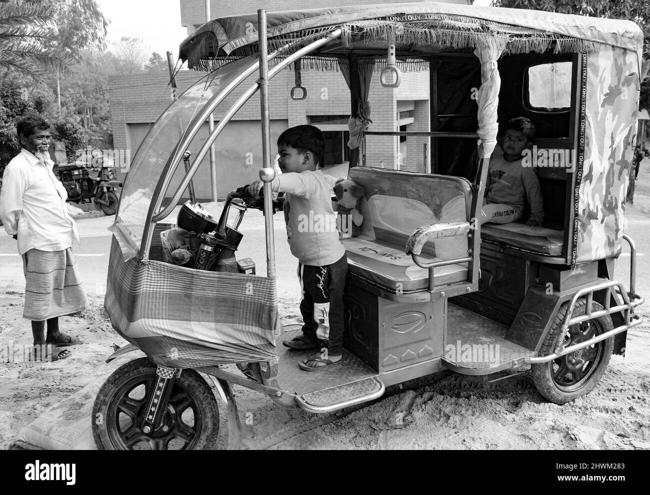Les enfants jouent avec une voiture Tempo traditionnelle Banque D'Images