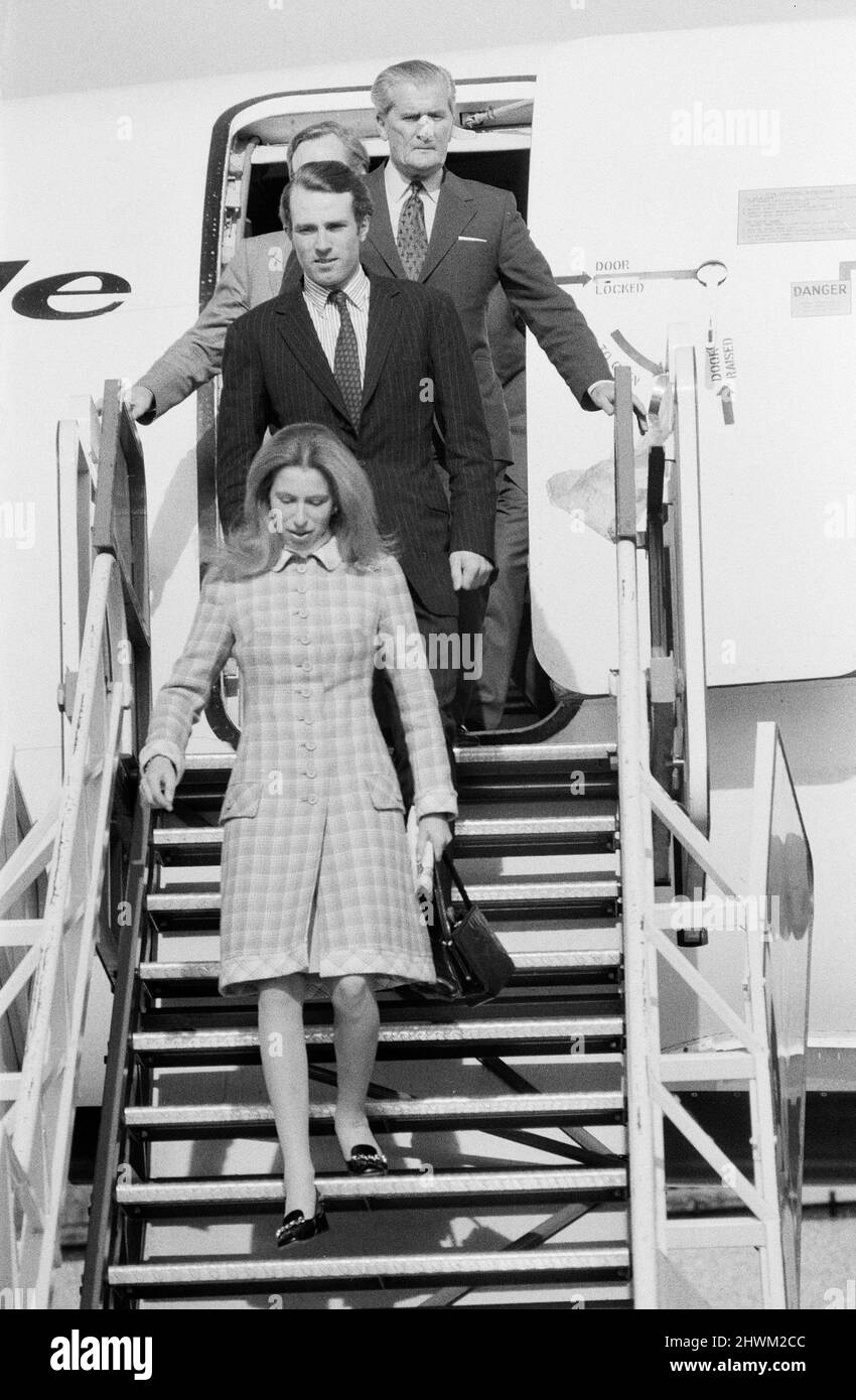 Vol d'essai du prototype 002 de la Concorde construite par les Britanniques au-dessus du golfe de Gascogne. Le vol a duré une heure et vingt-trois minutes et l'avion est allé supersonique pendant 38 minutes. Le capitaine Mark Phillips et sa fiancée, la princesse Anne, comptaient parmi les passagers du vol, dont le rêve était de voler dans l'avion. L'avion atterrit à Fairford, Gloucestershire. La photo montre : la princesse Anne descend les marches de l'avion après avoir atterri à Fairford. 23rd octobre 1973. Banque D'Images