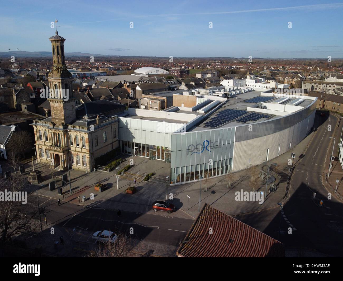 Centre-ville d'Irvine montrant le Townshouse et le Portail. Banque D'Images