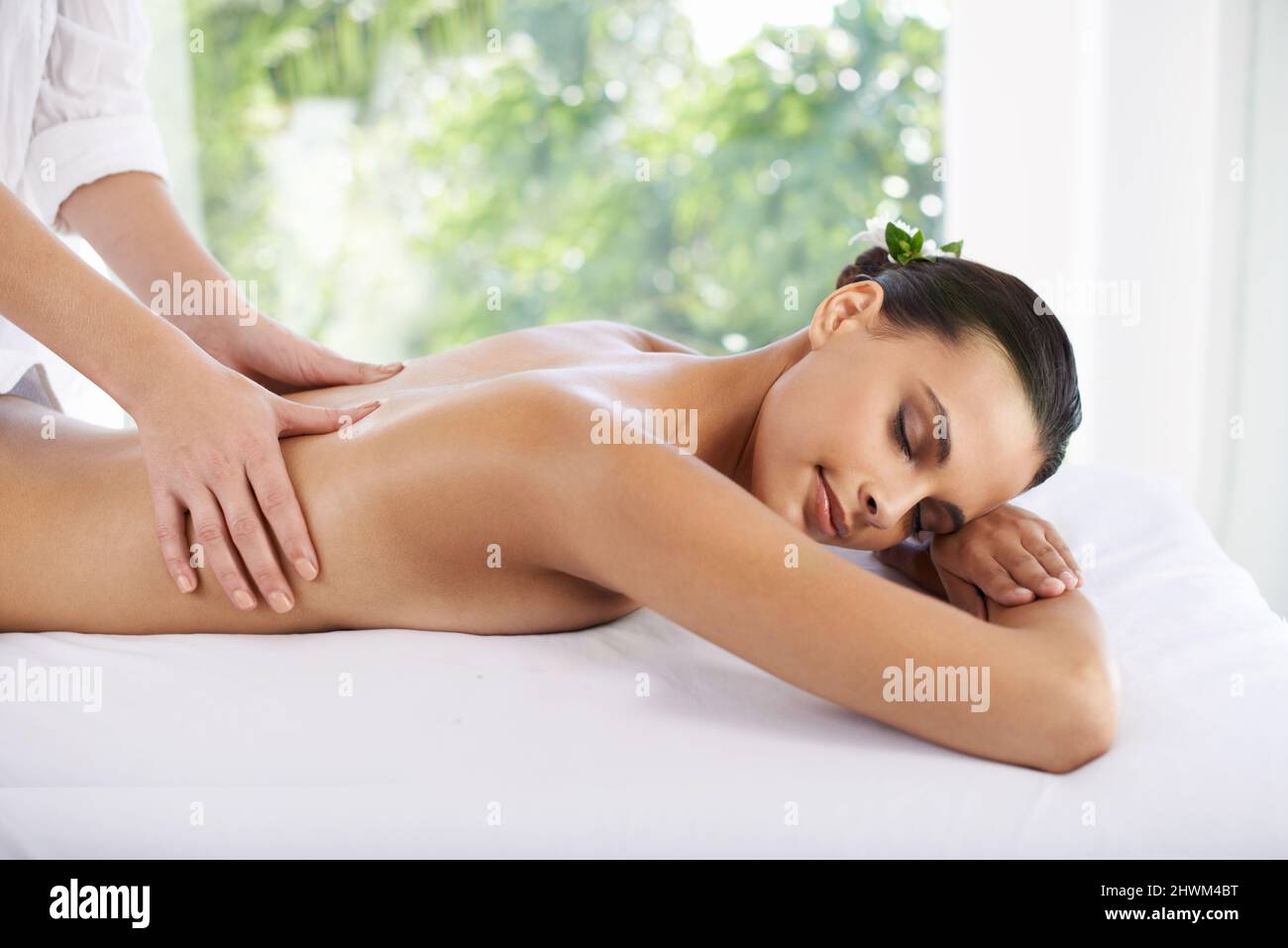 La vie ne s'améliore pas. Photo d'une jeune femme bénéficiant d'un massage au spa. Banque D'Images