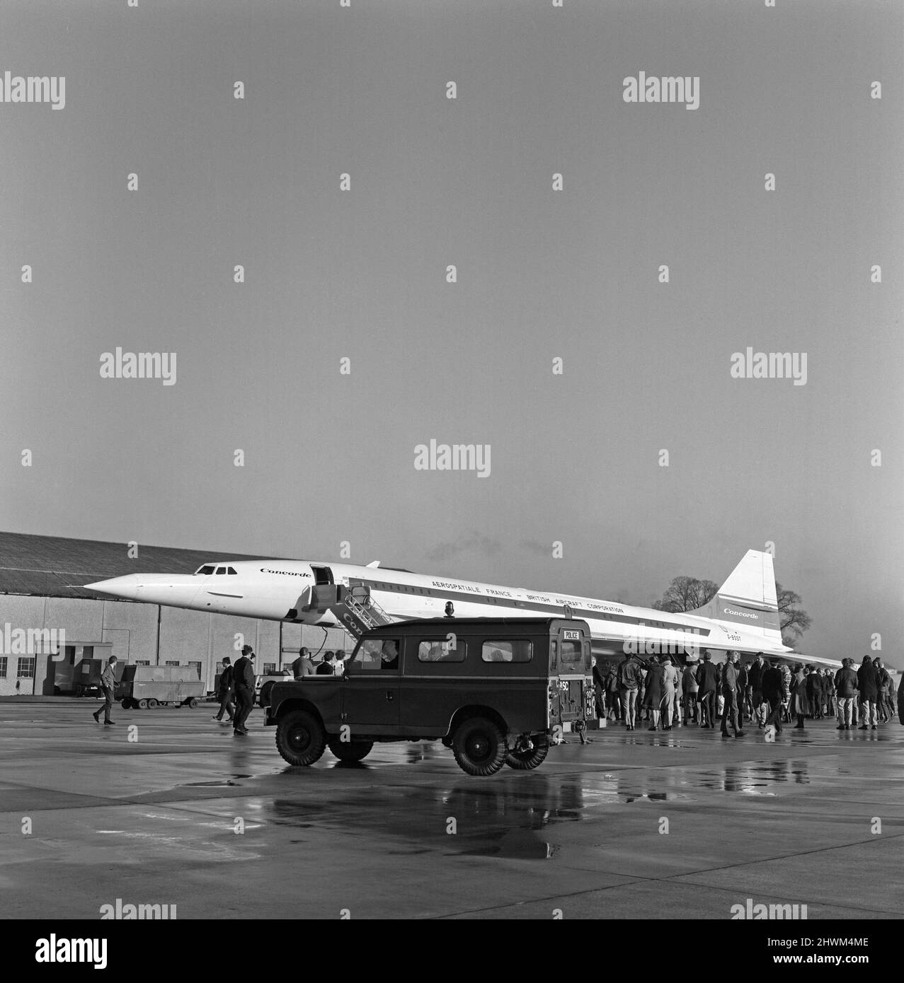 Le duc d'Édimbourg doit voler le Concorde 002 construit par les Britanniques à Mach deux - deux fois la vitesse du son - cet après-midi sur le golfe de Gascogne. Le vol avait été retardé de plus de trois heures lorsqu'une anomalie s'est développée dans le système de freinage alors que l'avion circulait en train de rouler au décollage. Les techniciens ont ensuite remplacé une vanne hydraulique. 12th janvier 1972. Banque D'Images