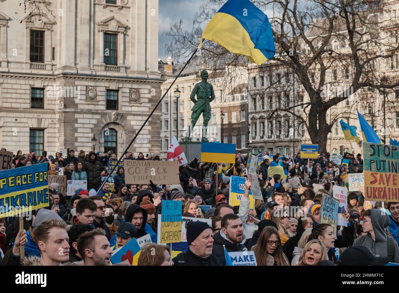 Londres, Royaume-Uni. 6th mars 2022. Tenez-vous aux prises avec l'Ukraine rassemblement organisé par l'Euromaidan de Londres, un groupe communautaire composé d'Ukrainiens et d'Européens, qui soutiennent la démocratie, l'autodétermination et les droits de l'homme, contre l'invasion russe. Credit: Chiara Fabbro/Alay Live News Banque D'Images