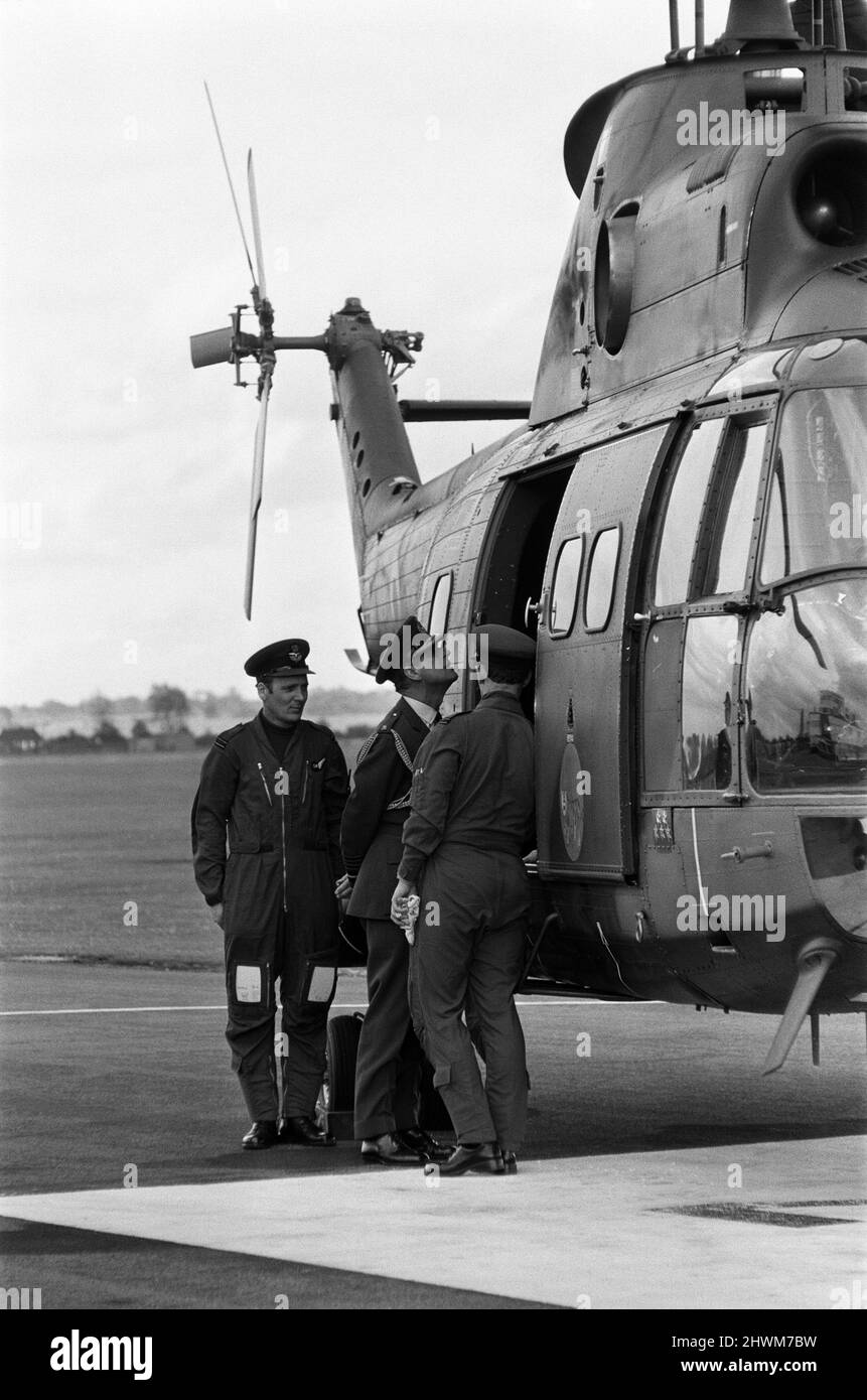 Le prince Philip, duc d'Édimbourg, à l'occasion d'une visite à la colline de la RAF Tern Hill, dans le Shropshire. Le duc regarde à l'intérieur de l'hélicoptère Puma. Il est accompagné du lieutenant de vol Alan Shelley (à gauche) et du lieutenant de vol David Hurley, qui a agi comme copilote pour le duc. 30th mai 1972. Banque D'Images