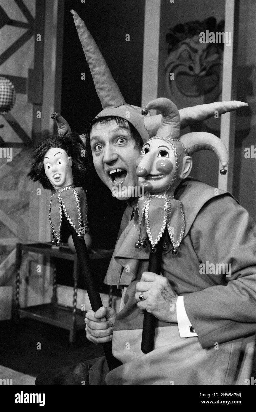 Ken Dodd, The Nut of Knotty Ash, ouvre son spectacle One Man - Ha Ha - au théâtre Playhouse de Liverpool. 3rd avril 1973. Banque D'Images