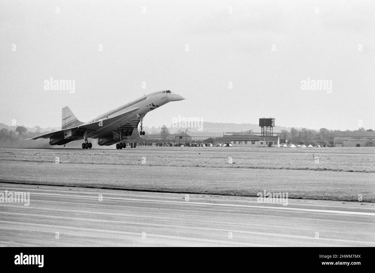 Vol d'essai du prototype 002 de la Concorde construite par les Britanniques au-dessus du golfe de Gascogne. Le vol a duré une heure et vingt-trois minutes et l'avion est allé supersonique pendant 38 minutes. Le capitaine Mark Phillips et sa fiancée, la princesse Anne, comptaient parmi les passagers du vol, dont le rêve était de voler dans l'avion. L'avion atterrit à Fairford, Gloucestershire. La photo montre : l'avion atterrit à Fairford. 23rd octobre 1973. Banque D'Images