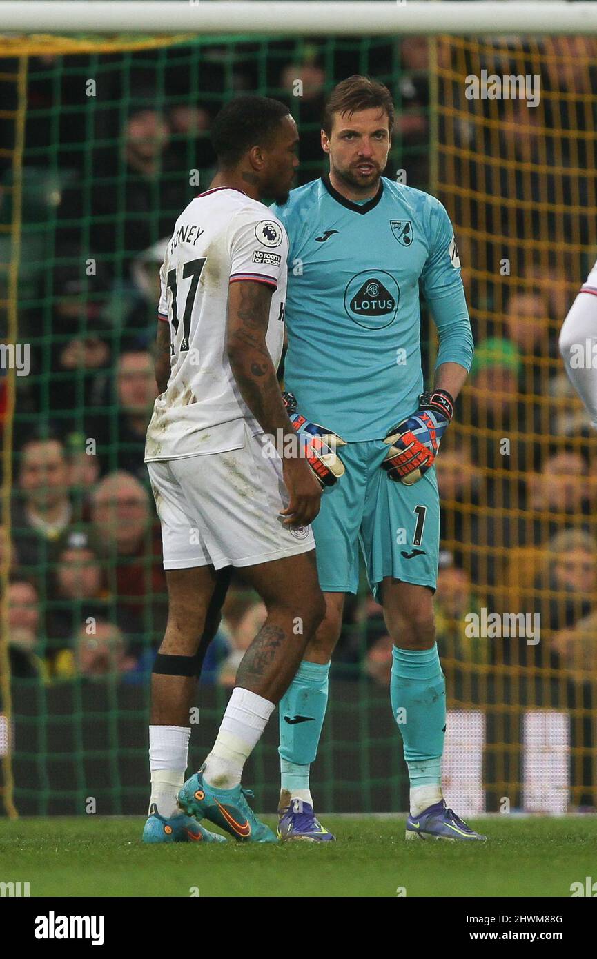 Norwich, Royaume-Uni. 06th mars 2022. Ivan Toney de Brentford et le gardien de but de Norwich City Tim Krul ont des mots lors du match de première ligue entre Norwich City et Brentford à Carrow Road, Norwich, Angleterre, le 5 mars 2022. Photo de Ken Sparks. Utilisation éditoriale uniquement, licence requise pour une utilisation commerciale. Aucune utilisation dans les Paris, les jeux ou les publications d'un seul club/ligue/joueur. Crédit : UK Sports pics Ltd/Alay Live News Banque D'Images