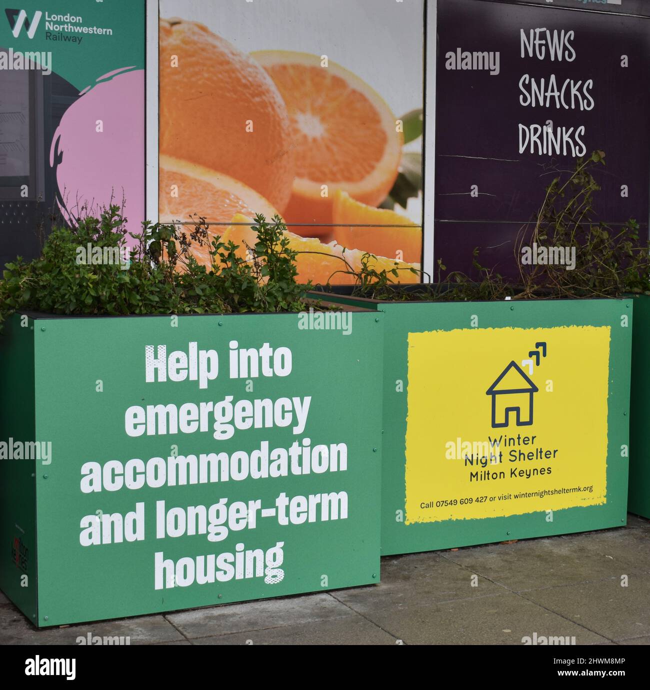 Affiches à la gare de Milton Keynes pour le refuge de nuit d'hiver. Banque D'Images