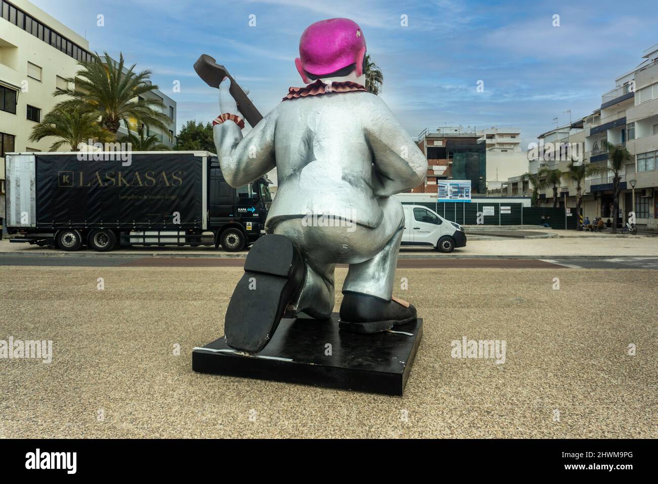 Carnaval Quarteira, un clown de Pierrot de grande taille sur le front de mer à Quarteira, Portugal. Banque D'Images