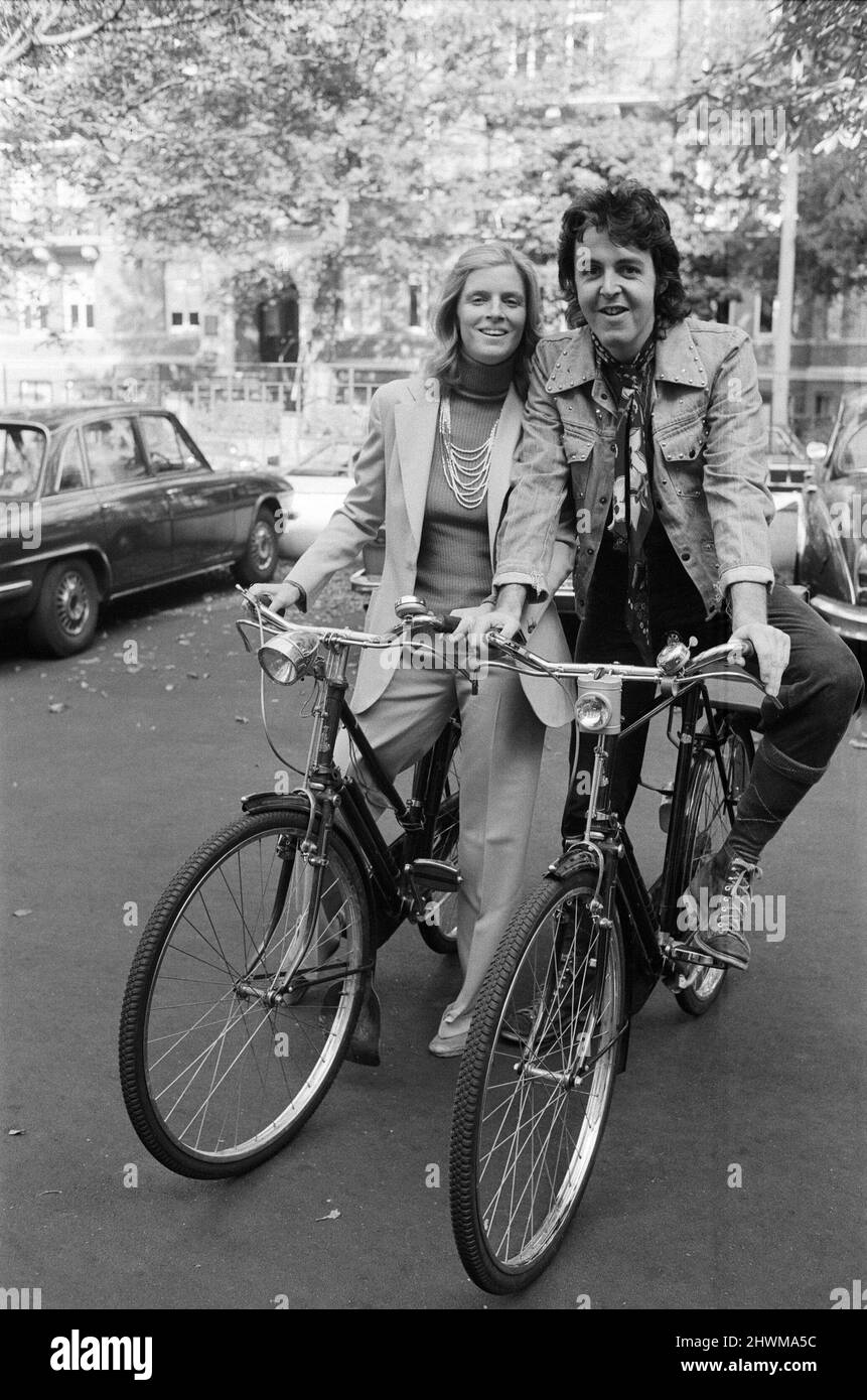 Paul et Linda McCartney en 1972. L'ex- Beatle Paul McCartney et sa femme Linda ont pris le public par surprise dans la région de St. Johns Wood où ils vivent. Paul et Linda, lorsque le temps le permet, se rendent aux studios d'enregistrement d'Abbey Road, dans le nord de Londres, en vélo, où ils terminent leur nouveau single et travaillent sur leur album. Paul et Linda, dont le groupe Wings enregistre régulièrement dans les studios du nord de Londres, en utilisant des méthodes de transport orthodoxes, croient qu'en allant travailler à vélo, ils se gardera en forme. Photo prise le 8th octobre 1972 Banque D'Images