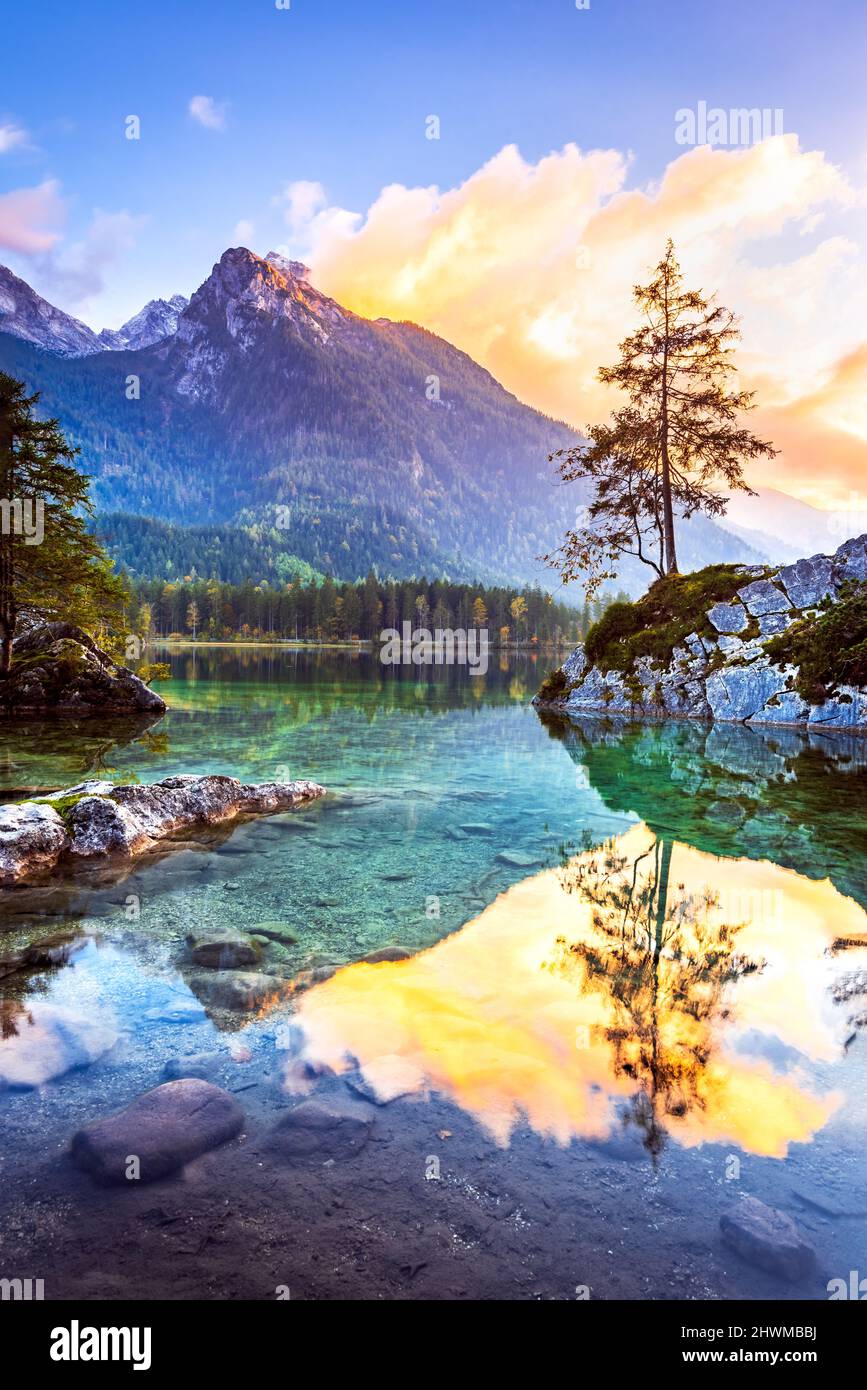Hintersee, Bavière. Magnifique coucher de soleil d'automne sur le lac Hintersee. Alpes bavaroises idylliques, Allemagne, Europe. Beauté de la nature concept fond. Banque D'Images