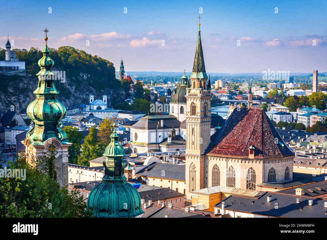 Salzbourg, Autriche. Belle vue sur les gratte-ciel de Salzbourg avec l'ancienne ville, Salzburger Land, Autriche. Banque D'Images