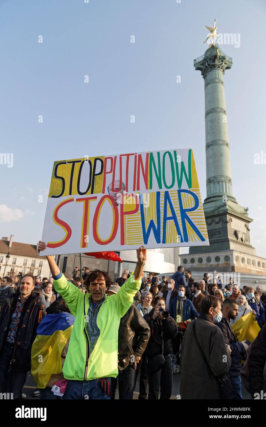 Paris, France. 05th mars 2022. Jean-Baptiste Reddé aka Voltuan assiste à la manifestation pour dénoncer l'invasion de l'Ukraine par la Russie. Banque D'Images