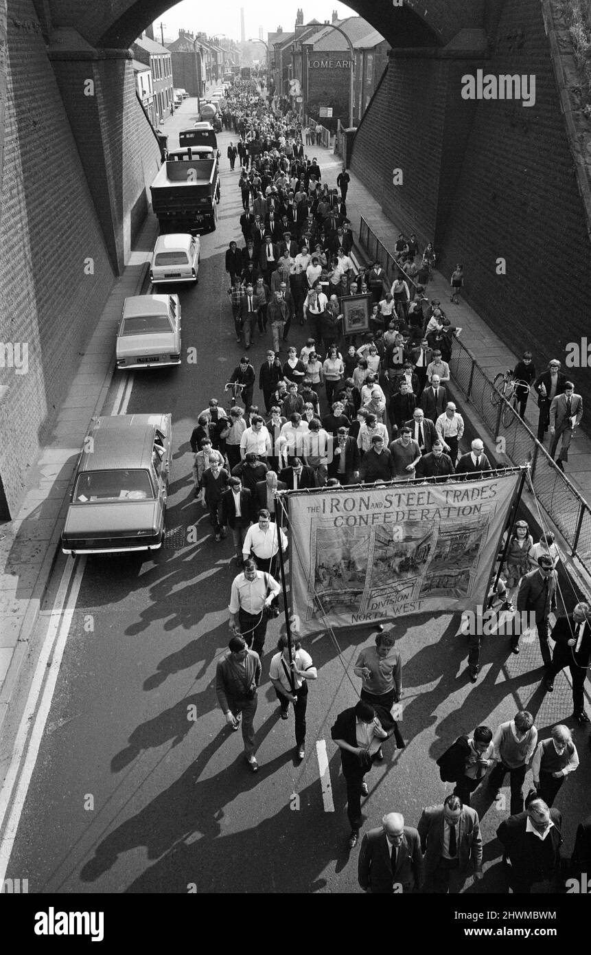 Cinq mille personnes défilent dans la ville d'Irlam, dans le Lancashire, dans le cadre d'une démonstration de « Save Our Steelworks ». Irlam fait face à un avenir sombre avec le projet de la British Steel Corporation de fermer pratiquement ses aciéries avec une perte de 4 353 emplois d'ici 1974. 21st mai 1971. Banque D'Images