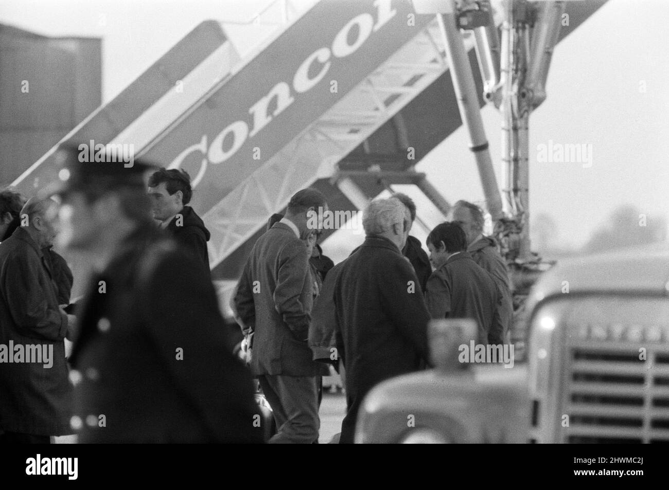 Le duc d'Édimbourg doit voler le Concorde 002 construit par les Britanniques à Mach deux - deux fois la vitesse du son - cet après-midi sur le golfe de Gascogne. Le vol avait été retardé de plus de trois heures lorsqu'une anomalie s'est développée dans le système de freinage alors que l'avion circulait en train de rouler au décollage. Les techniciens ont ensuite remplacé une vanne hydraulique. Sur la photo, le duc d'Édimbourg s'entretient avec le personnel au sol. 2th janvier 1972. Banque D'Images