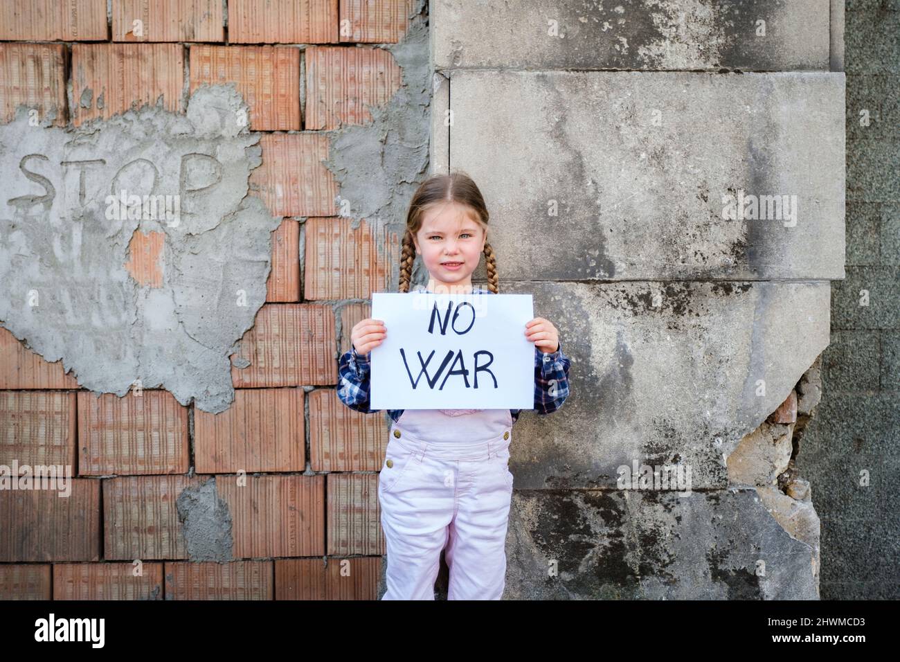 Enfant fille tenant une affiche avec écrit AUCUNE GUERRE en faveur de la paix. Concept de "pas de guerre" en Ukraine et dans le monde. Conflit russe en faveur de p Banque D'Images