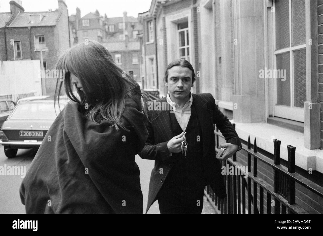 Le photographe de mode David Bailey se tenait sous caution pour le modèle Penelope Tree lorsqu'elle est apparue en détention provisoire à West London Magistrats court. Elle est accusée d'infractions liées à la drogue. 16th octobre 1972. Banque D'Images