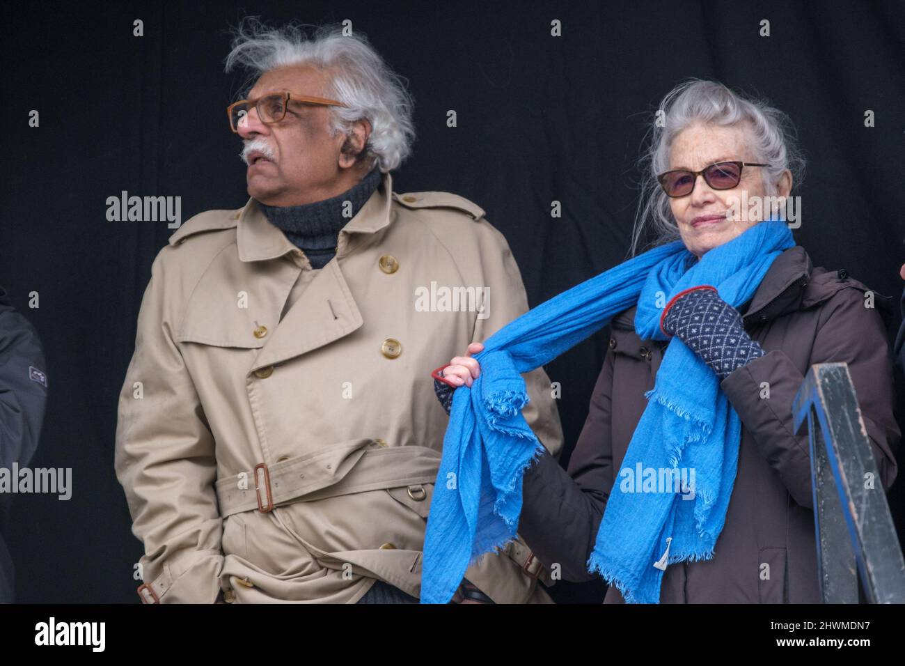 Londres, Royaume-Uni. 6th mars 2022. Tariq Ali et Victoria Brittain sur scène. Les intervenants d'un rassemblement organisé par Stop the War & CND à Trafalgar Square appellent à un cessez-le-feu immédiat en Ukraine et au retrait de toutes les troupes russes. Ils prédisent qu'une guerre nucléaire serait désastreuse pour tout le monde, Et a appelé à la fin de 30 années de provocation de la part des États-Unis et de l’OTAN, dans lesquelles la Grande-Bretagne a joué un rôle de premier plan, en parlant de guerre, en dénonçant la démocratie, en déployant un soutien militaire aux pays voisins de la Russie et en général en échouant à agir dans n’importe quelle guerre pour encourager la paix mondiale. Peter Marshall/Alay Live News Banque D'Images