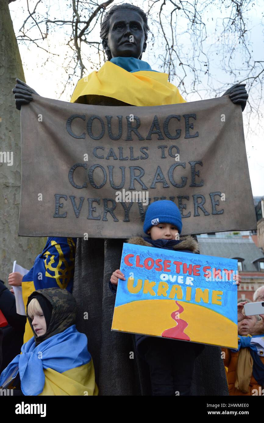 Manifestations anti russes pro-ukrainiennes sur la place du Parlement, Londres, 6th mars 2022 Banque D'Images