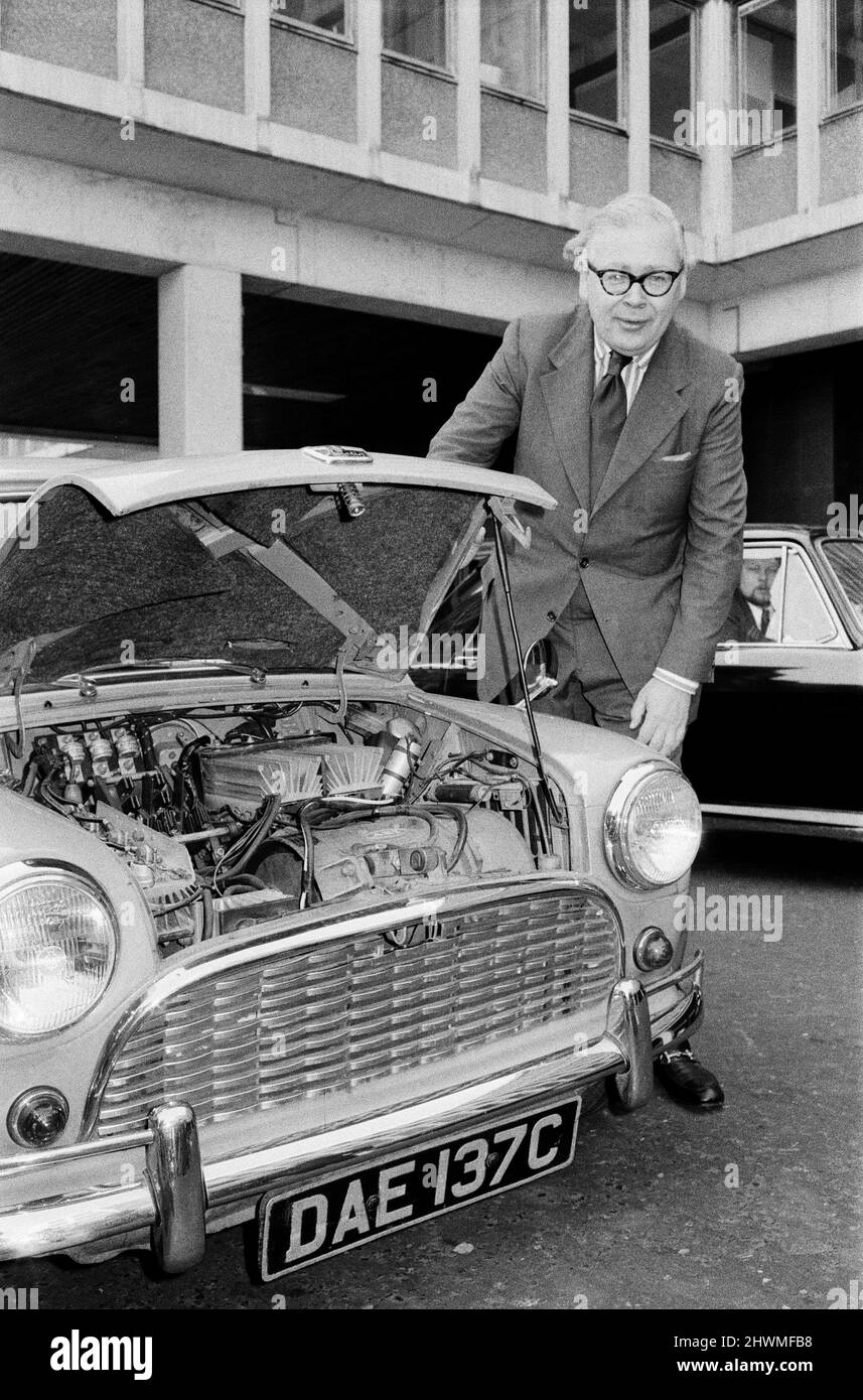 M. Geoffrey Rippon, ministre de l'Environnement, a pris aujourd'hui la livraison d'un mini-appareil électrique dans les bureaux du ministère de la rue Marsham. Son premier voyage officiel dans le mini-voyageur conduit par un chauffeur a été à Downing Street pour voir le Premier ministre, où (dans un autre cadre de cet ensemble) Mme Thatcher qui venait d'arriver dans sa grande limousine a pris un moment de pause alors qu'elle a vu le mini arriver à Downing Street. Photo prise le 21st novembre 1973 Banque D'Images