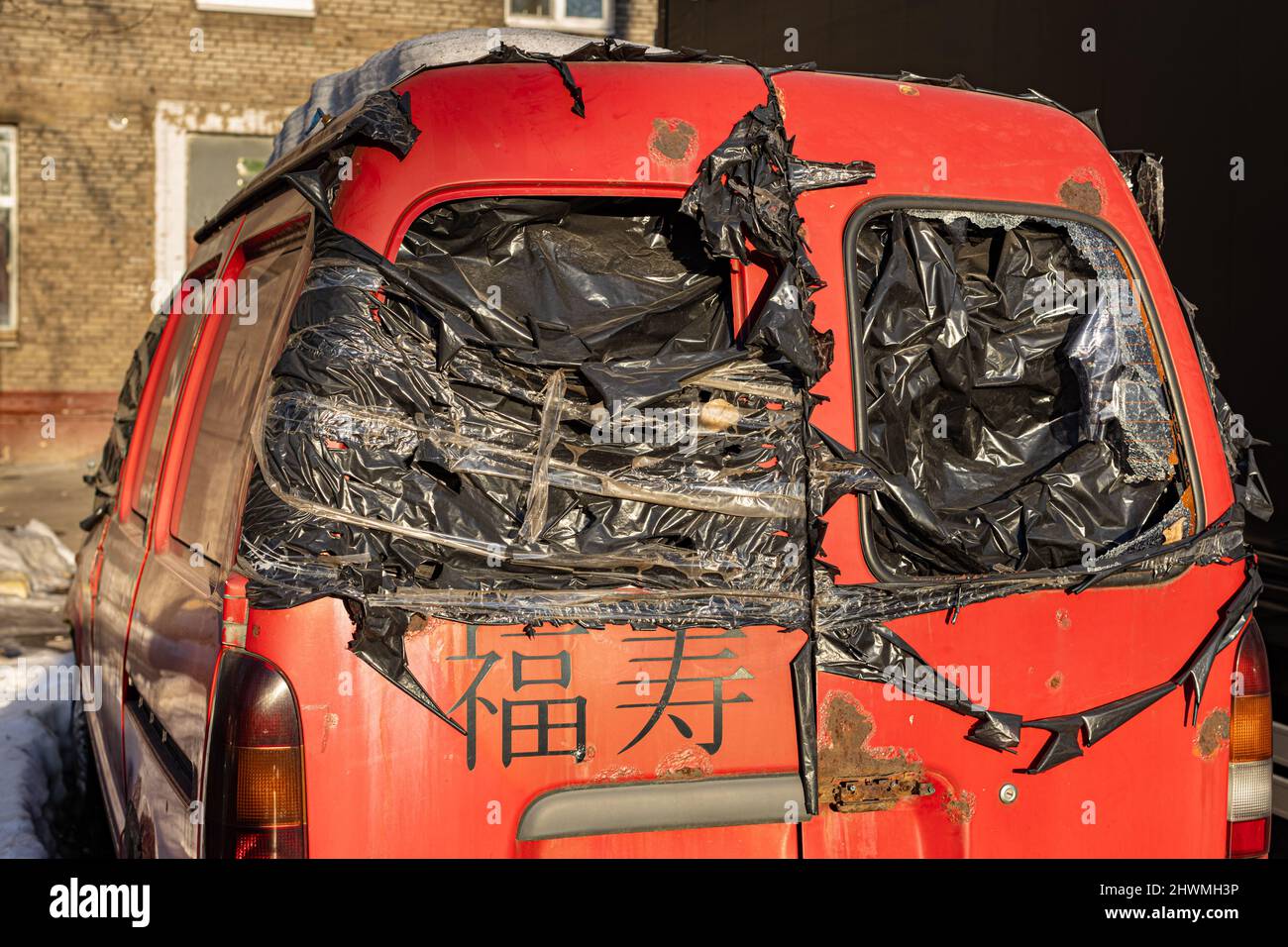 Moscou, Russie - 02 mars 2022 : vitre arrière cassée de la fourgonnette Banque D'Images