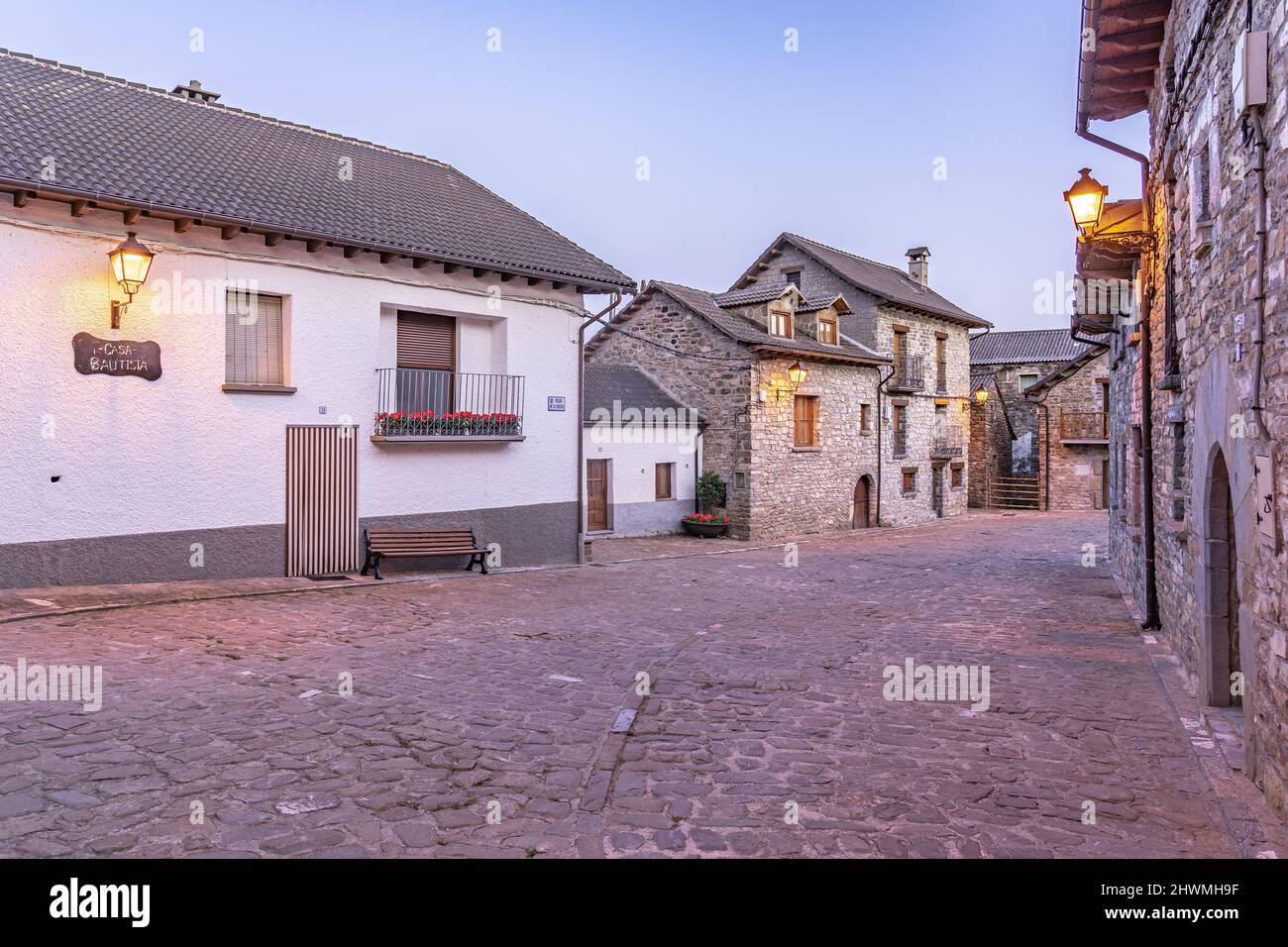 AISA, ESPAGNE - 09 JUILLET 2021 : place du village médiéval d'Aisa la nuit dans les pyrénées aragonaises, Huesca, Espagne Banque D'Images