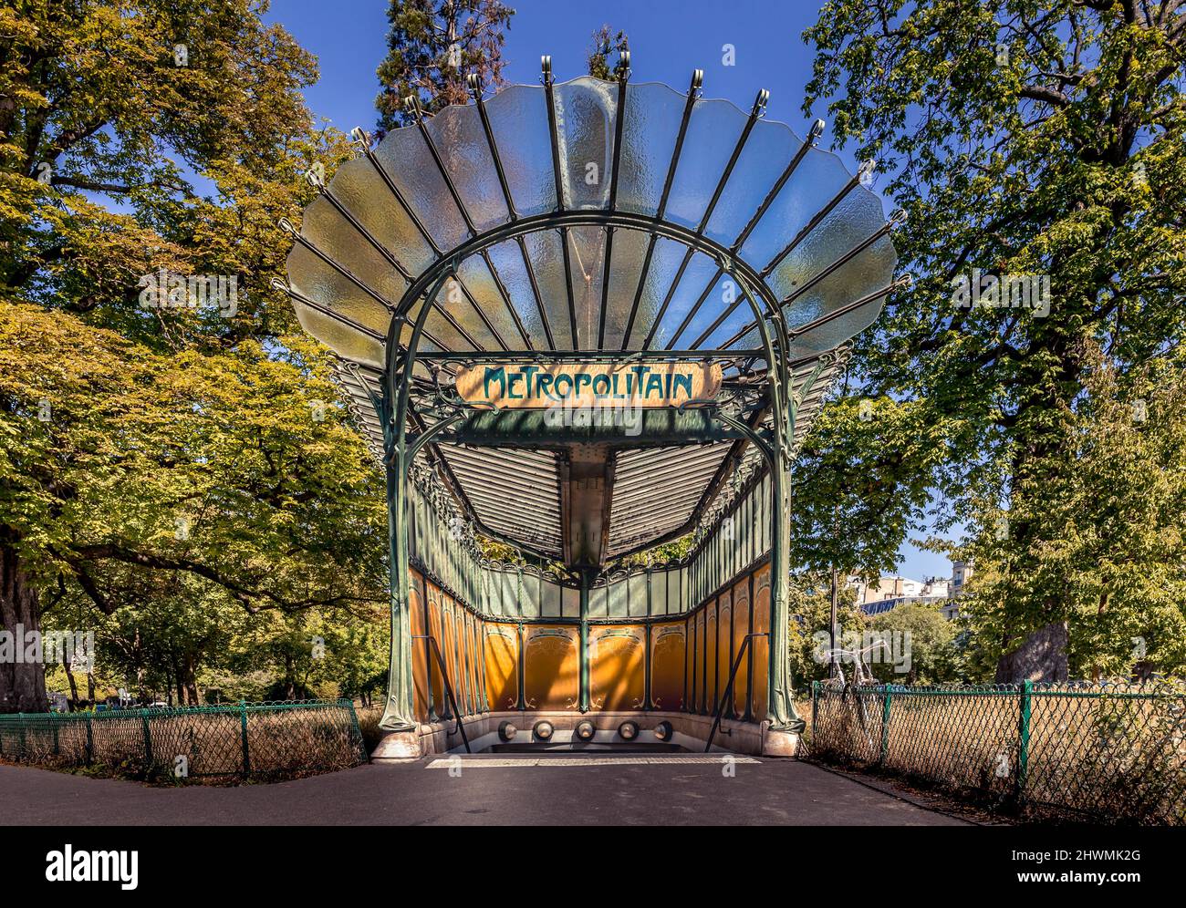 Paris, France - 22 juin 2020 : entrée de la gare de la porte Dauphine, style art nouveau à Paris Banque D'Images