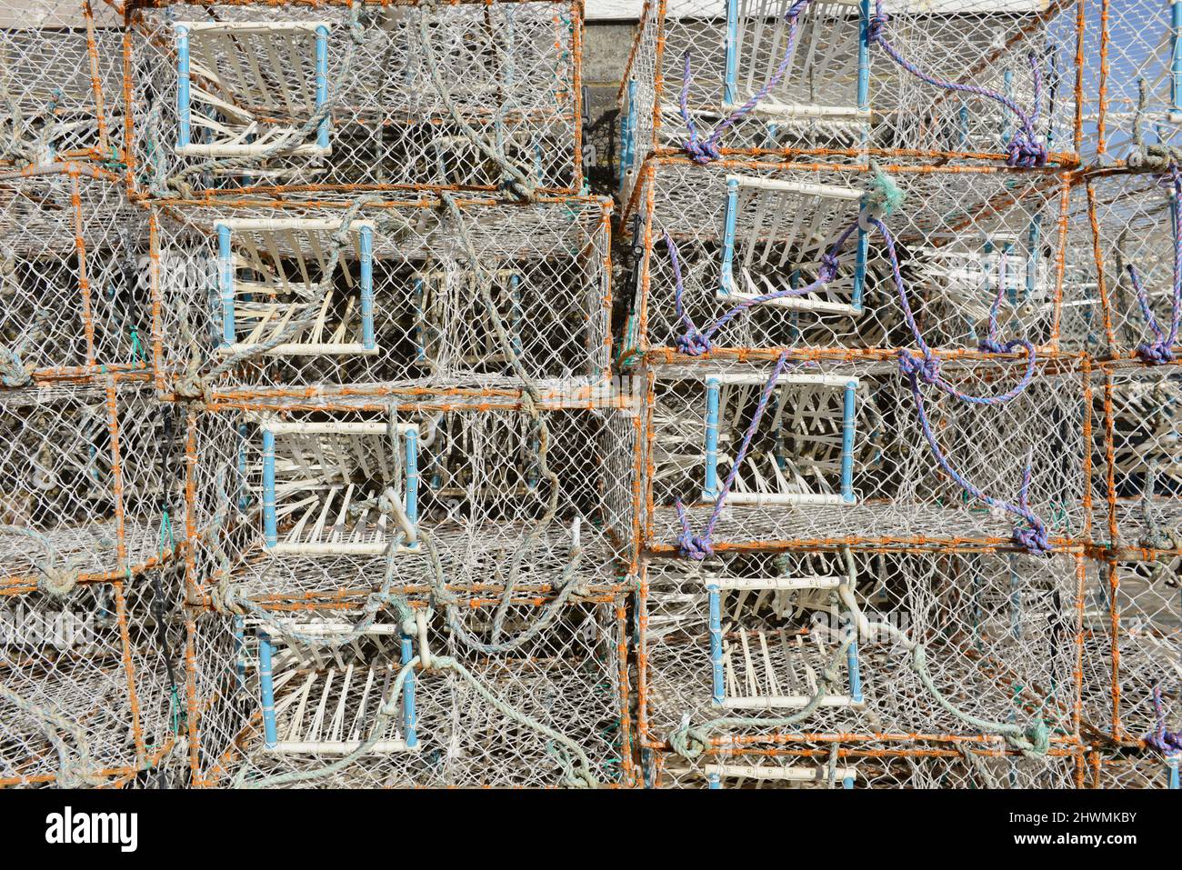 De nombreuses crèches ou pots de homard et de crabe se sont empilés sur la plage de Hastings, dans l'est du Sussex, au Royaume-Uni, en attente de déploiement sous les vagues. Banque D'Images