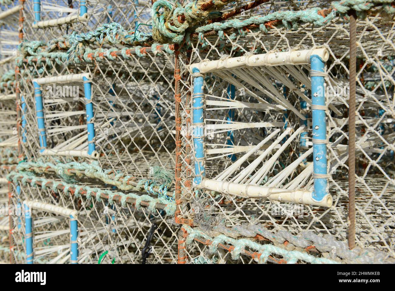 De nombreuses crèches ou pots de homard et de crabe se sont empilés sur la plage de Hastings, dans l'est du Sussex, au Royaume-Uni, en attente de déploiement sous les vagues. Banque D'Images