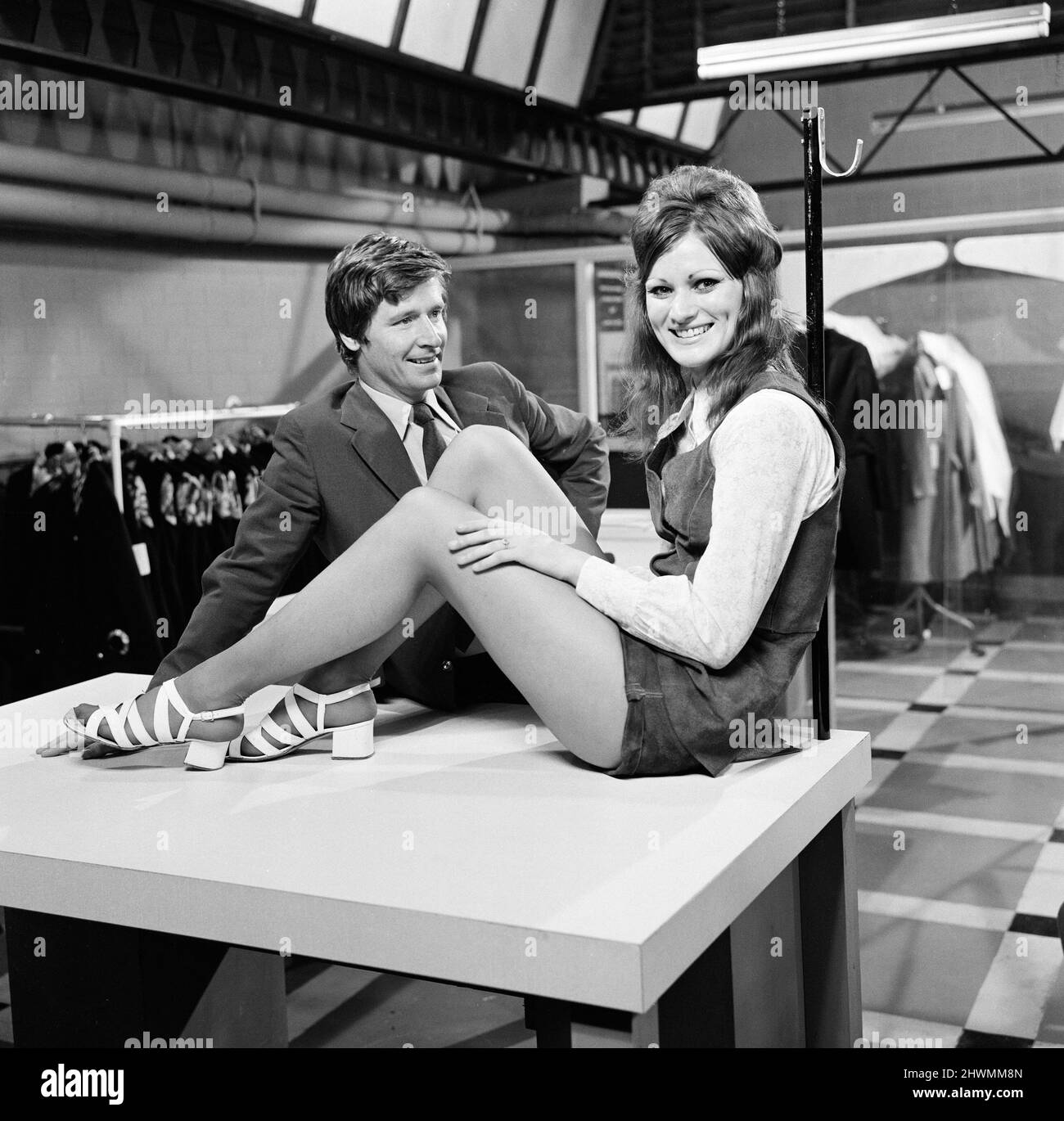 Couronnement Street stars va travailler dans le nouvel entrepôt de vente par correspondance qui a été construit en face du Rover's Return et pour leur enseigner le travail que Granada TV a importé des dolly-girls des entrepôts de vente par correspondance réels en tant que « conseillers ». William Roache (Ken Barlow) est photographié avec Sheila Howe, âgée de 20 ans, qui travaille dans le service de vérification des Grands magasins universels. 3rd juin 1971. Banque D'Images