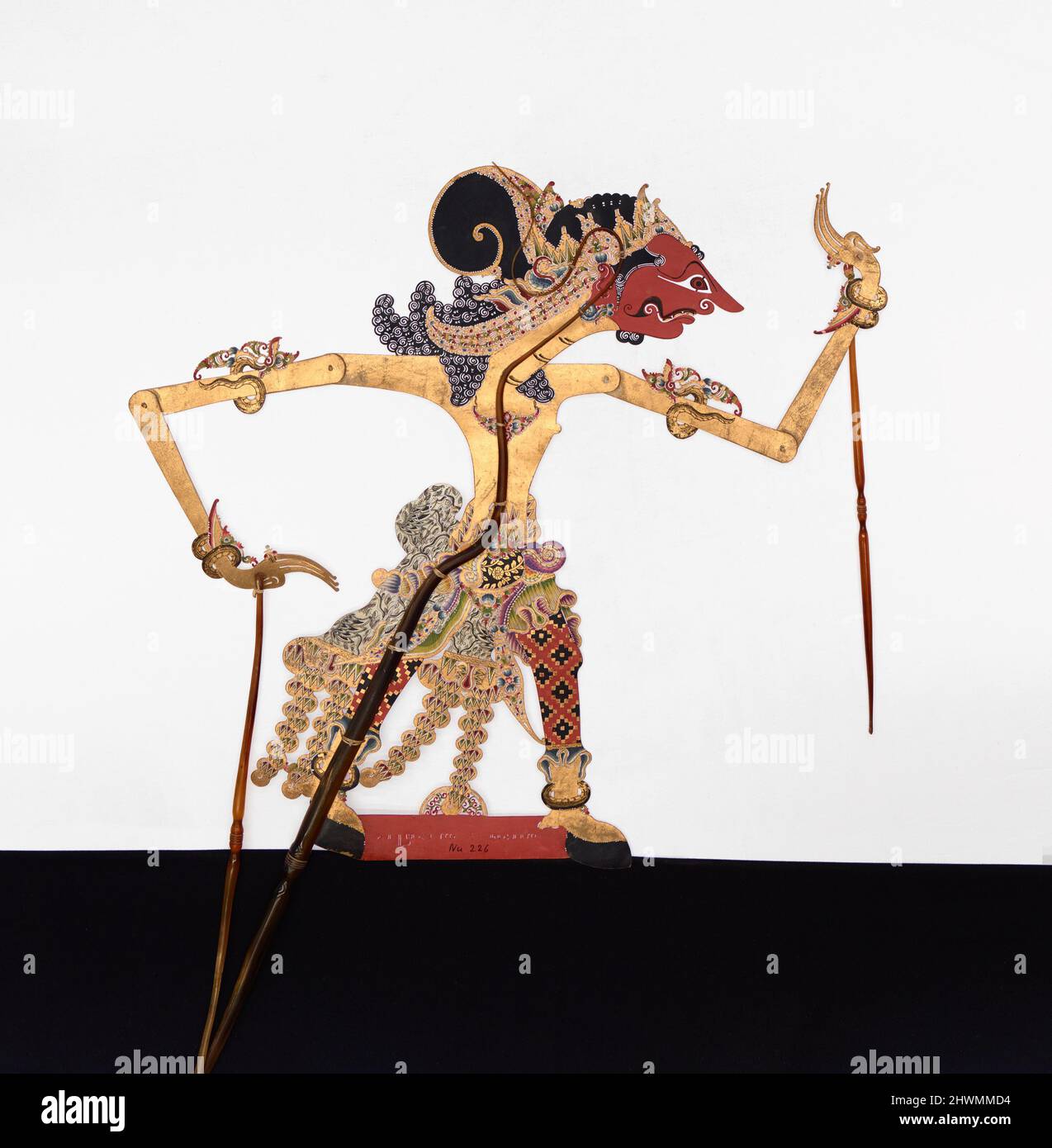 Marionnette en ombre (Wayang Kulit) d'Aswatama, du set Kyai Nugroho. Fabricant: Marto SuwondoMaker: Ki KertiwandaMaker: Ki Bekel Prawirasucitra Banque D'Images