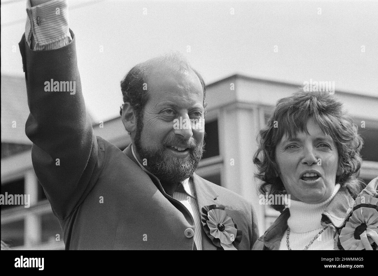 Clément Freud remporte l'élection partielle 'Je suis heureux' il a dit, quand on lui a demandé de se réjouir après qu'il a été annoncé qu'il avait gagné l'élection par le parti libéral à Ely. La photo montre le triomphant Clément Freud avec sa femme Jill. Clément Freud est entré au Parlement après avoir mené l'élection partielle sur l'île d'Ely avec une majorité de 1 470 en 1973, et, suite à des changements de frontières, a continué pour représenter le Nord-est de Cambridgeshire jusqu'en 1987. Photo prise le 27th juillet 1973 Banque D'Images