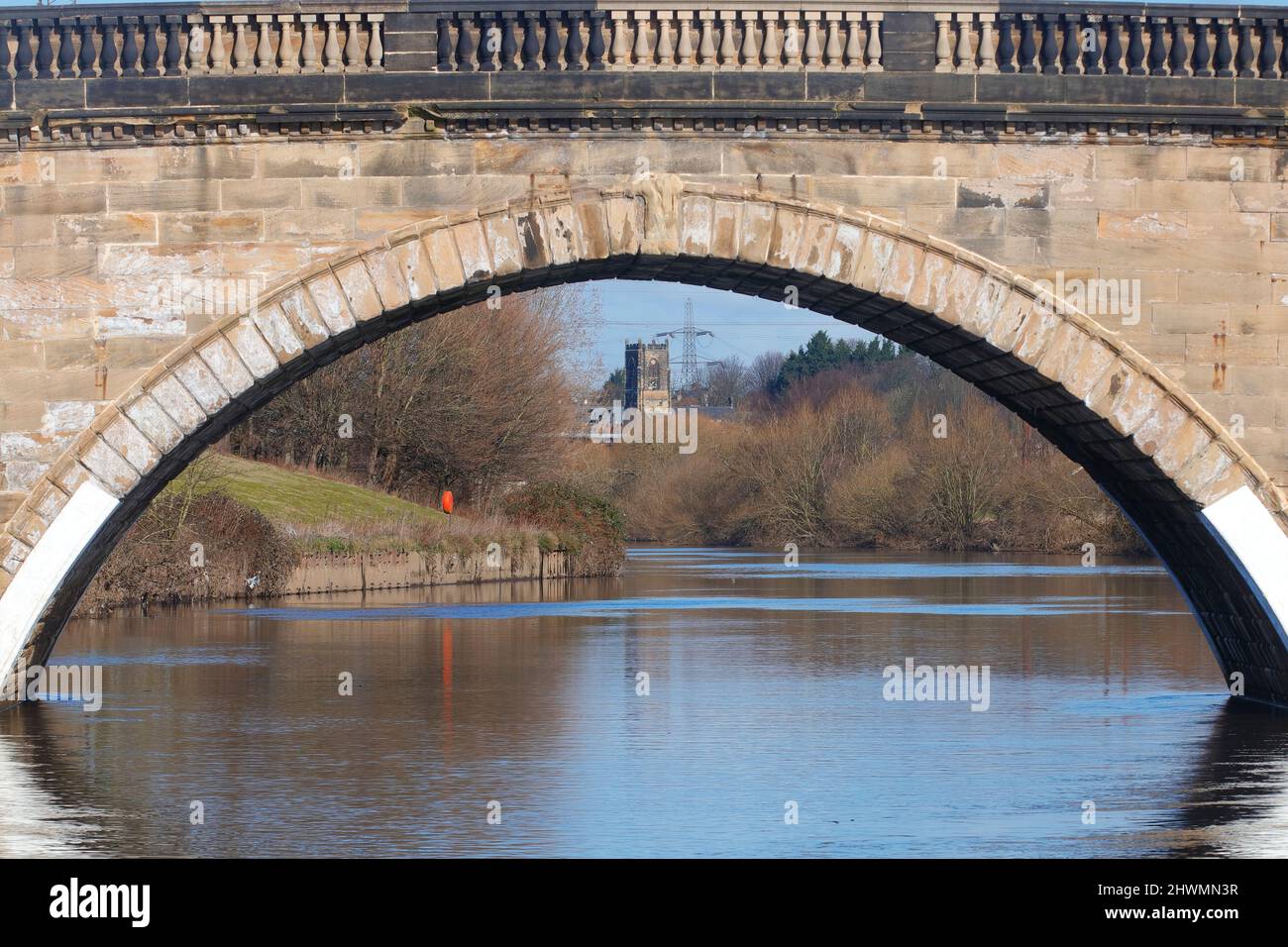 St Edward l'église du confesseur à Brotherton vue à travers l'ancien pont de l'autre côté de la rivière aire à Ferrybridge Banque D'Images