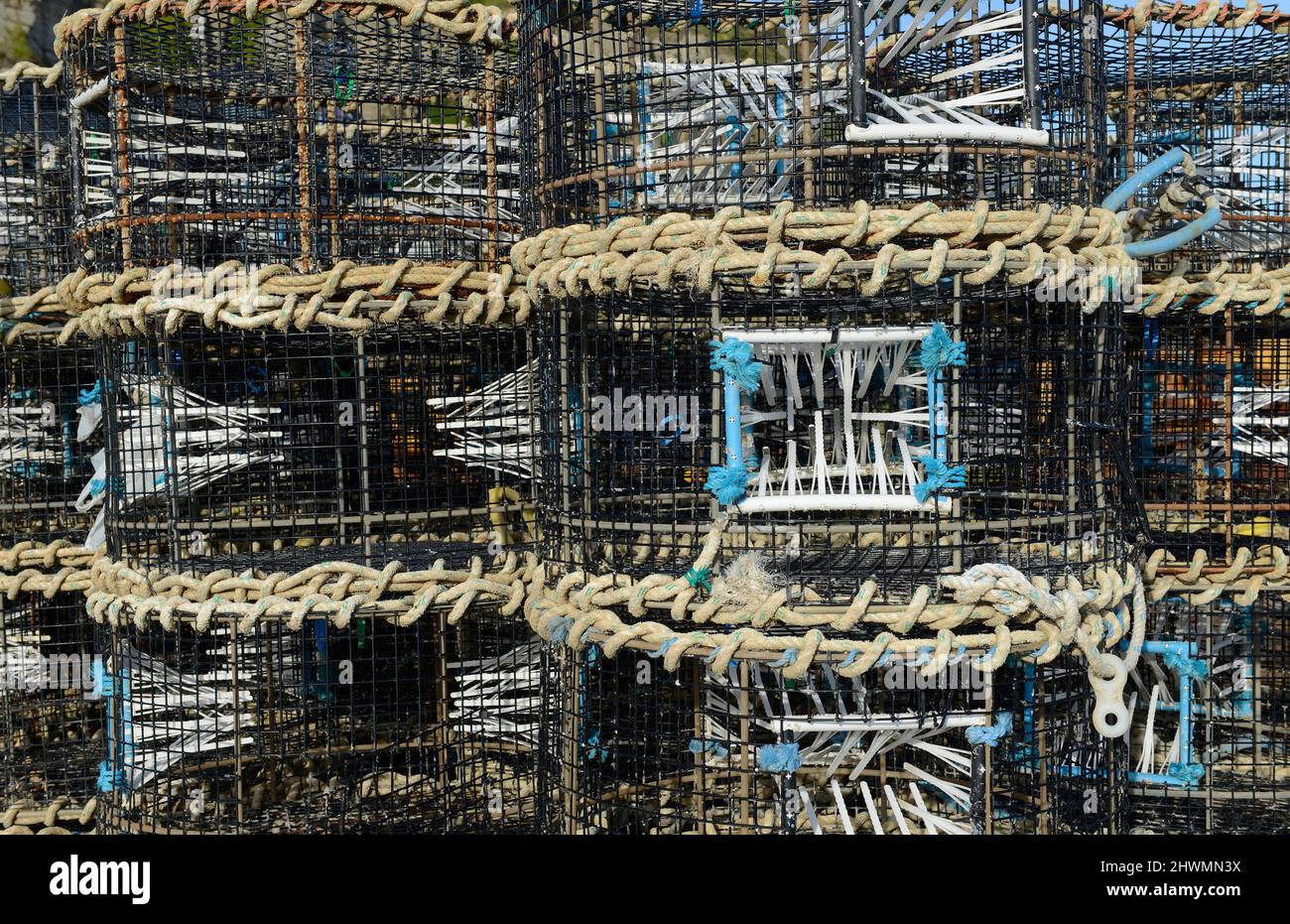 De nombreuses crèches ou pots de homard et de crabe se sont empilés sur la plage de Hastings, dans l'est du Sussex, au Royaume-Uni, en attente de déploiement sous les vagues. Banque D'Images