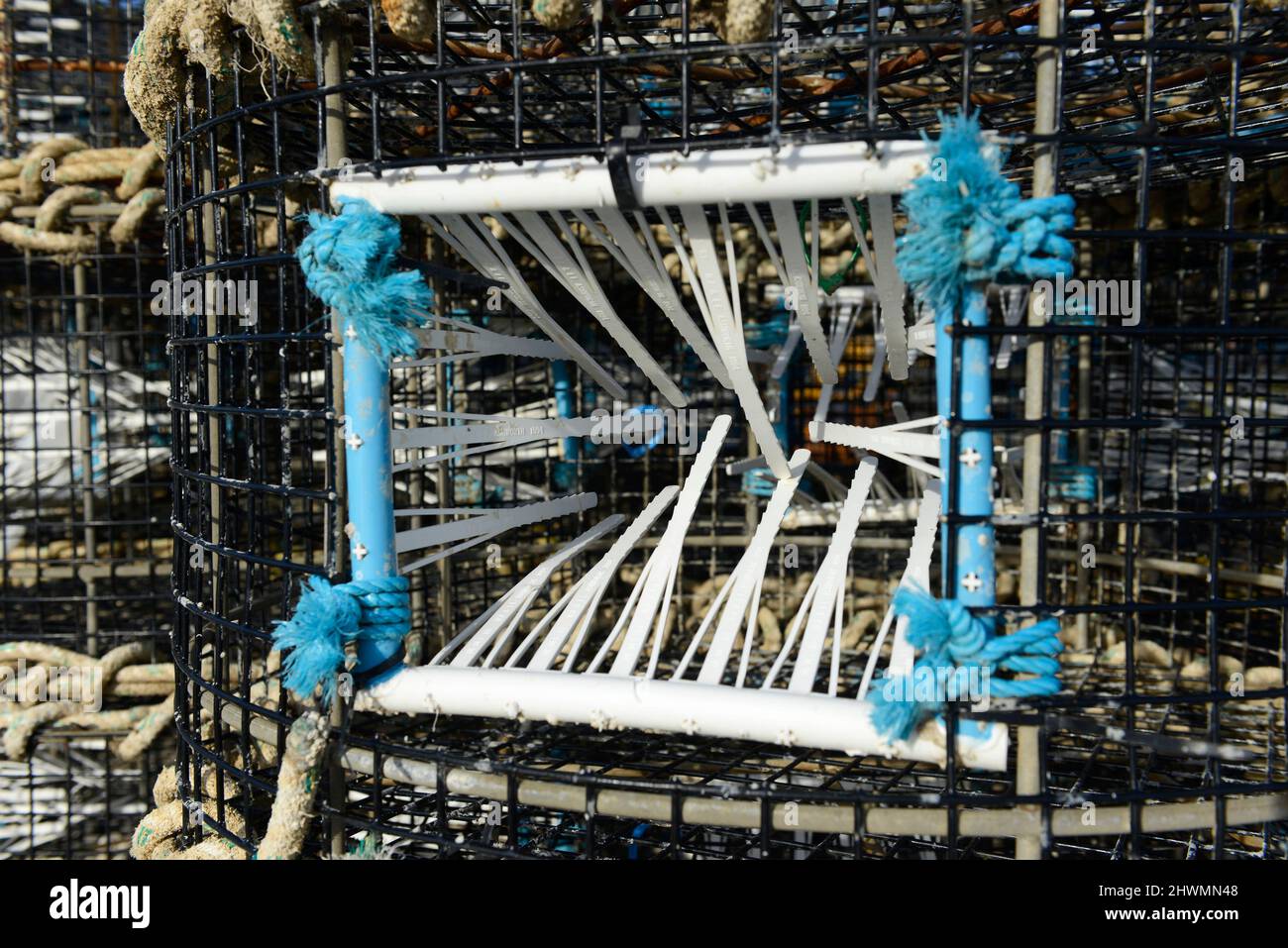 De nombreuses crèches ou pots de homard et de crabe se sont empilés sur la plage de Hastings, dans l'est du Sussex, au Royaume-Uni, en attente de déploiement sous les vagues. Banque D'Images