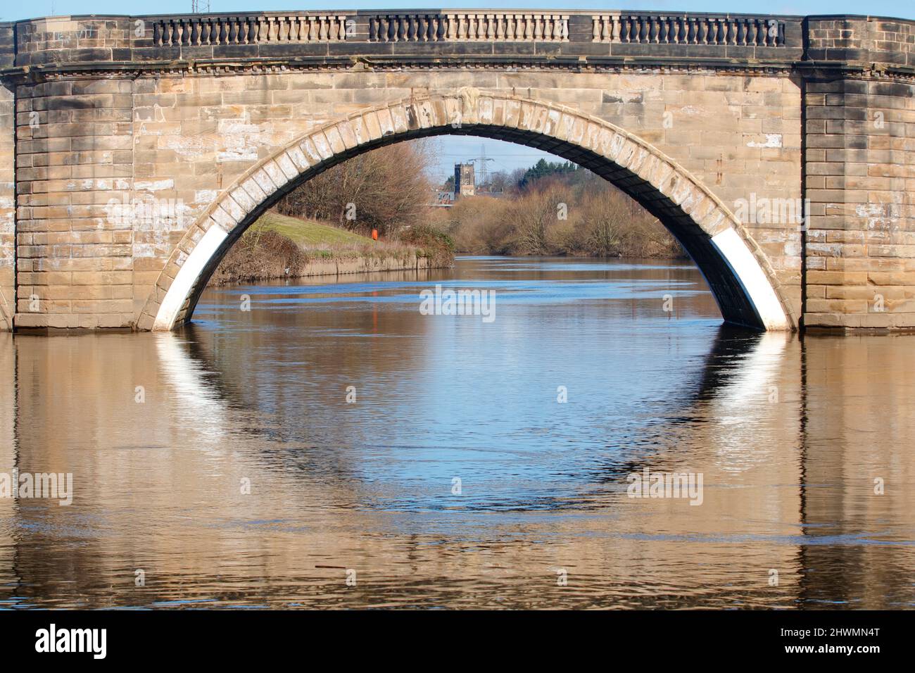 St Edward l'église du confesseur à Brotherton vue à travers l'ancien pont de l'autre côté de la rivière aire à Ferrybridge Banque D'Images