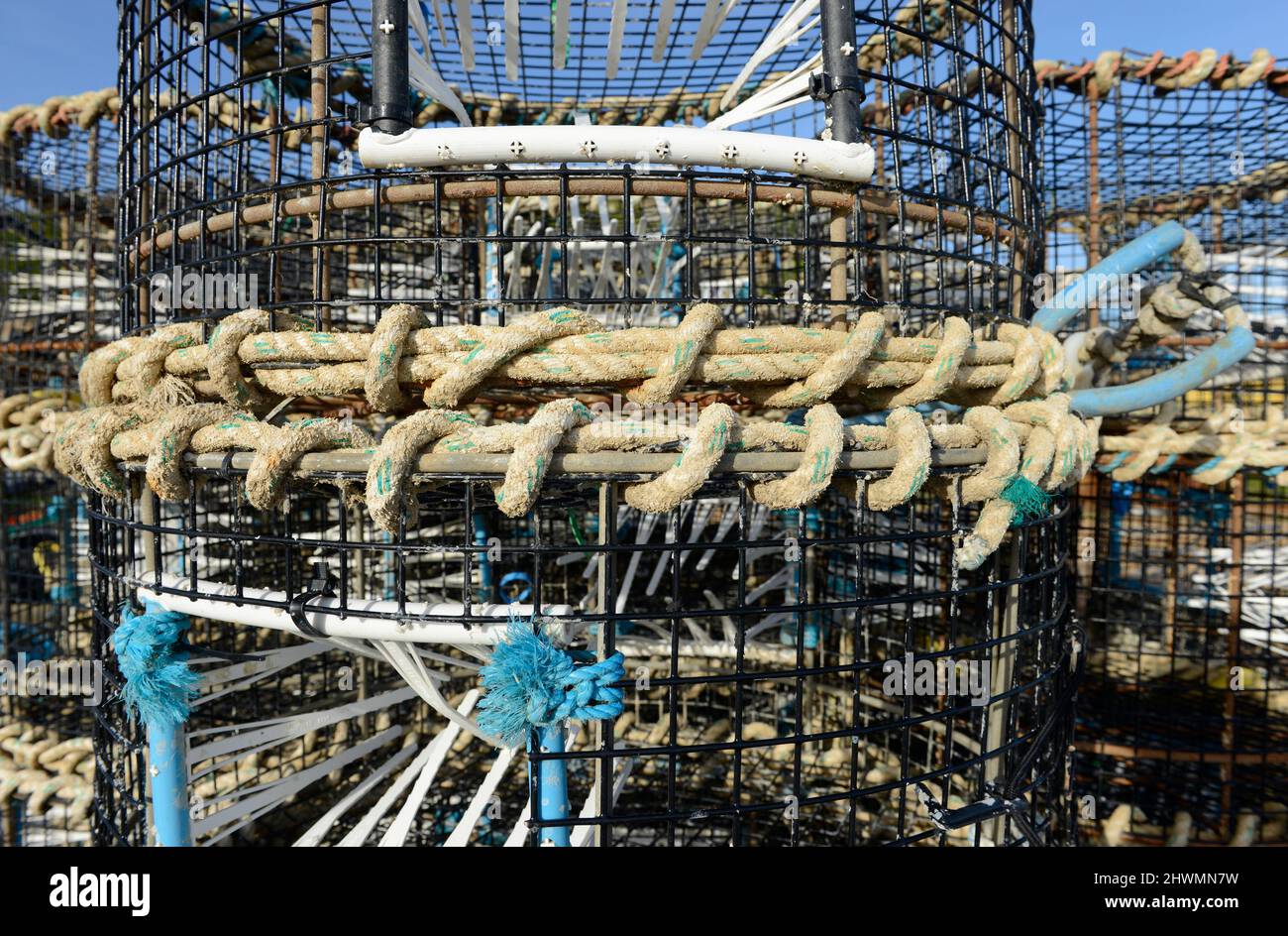 De nombreuses crèches ou pots de homard et de crabe se sont empilés sur la plage de Hastings, dans l'est du Sussex, au Royaume-Uni, en attente de déploiement sous les vagues. Banque D'Images