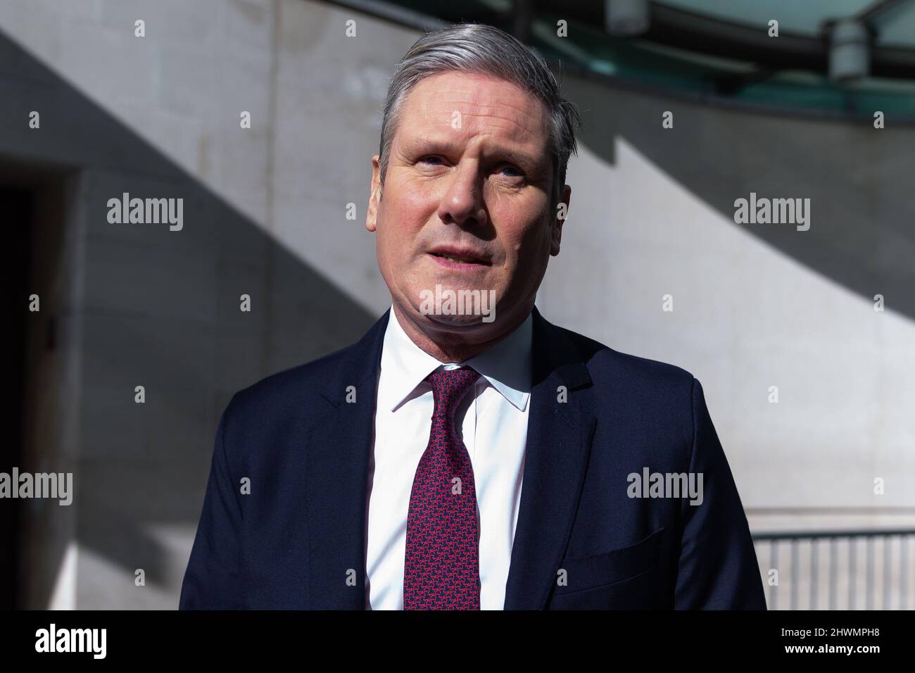 Londres, Royaume-Uni. 06th mars 2022. Keir Starmer vu après le spectacle de Sophie Raworth « une matinée du jour » à la BBC Broadcasting House à Londres. Crédit : SOPA Images Limited/Alamy Live News Banque D'Images