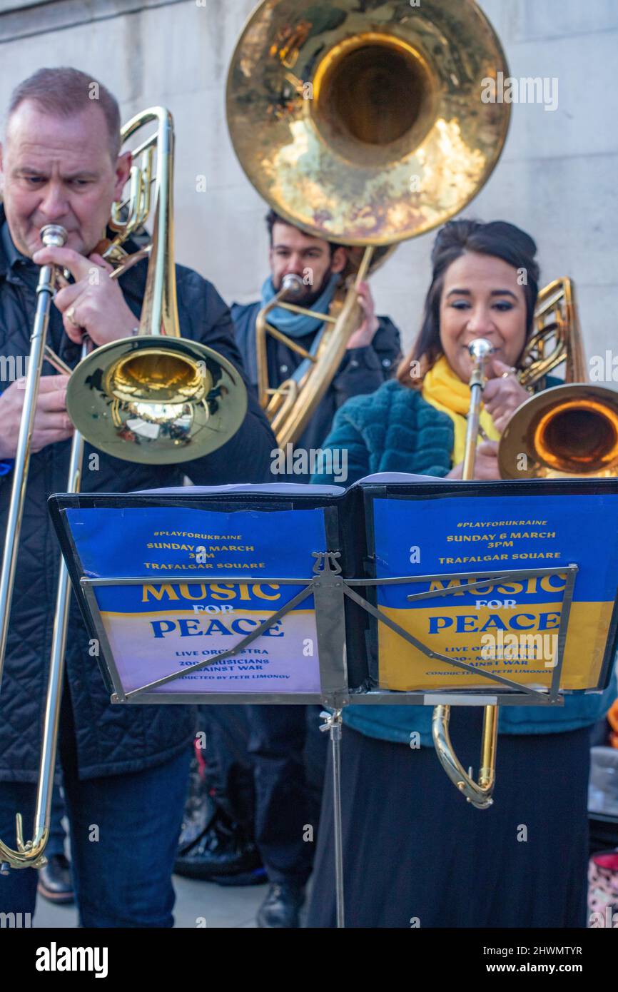 Londres, Angleterre, Royaume-Uni 6 mars 2022 des musiciens se réunissent à Trafalgar Square pour jouer un concert pour la paix, en solidarité avec le peuple ukrainien Credit: Denise Laura Baker/Alay Live News Banque D'Images