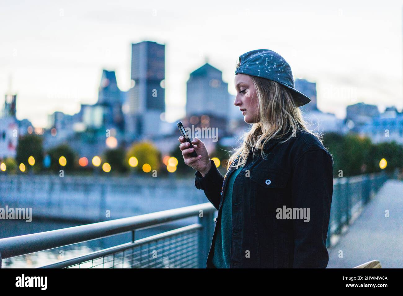 Portrait d'une jeune fille adolescente appréciant la journée d'automne Banque D'Images