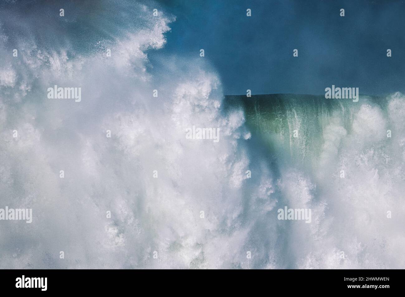 Grandes vagues de l'océan dans un temps de tempête Banque D'Images