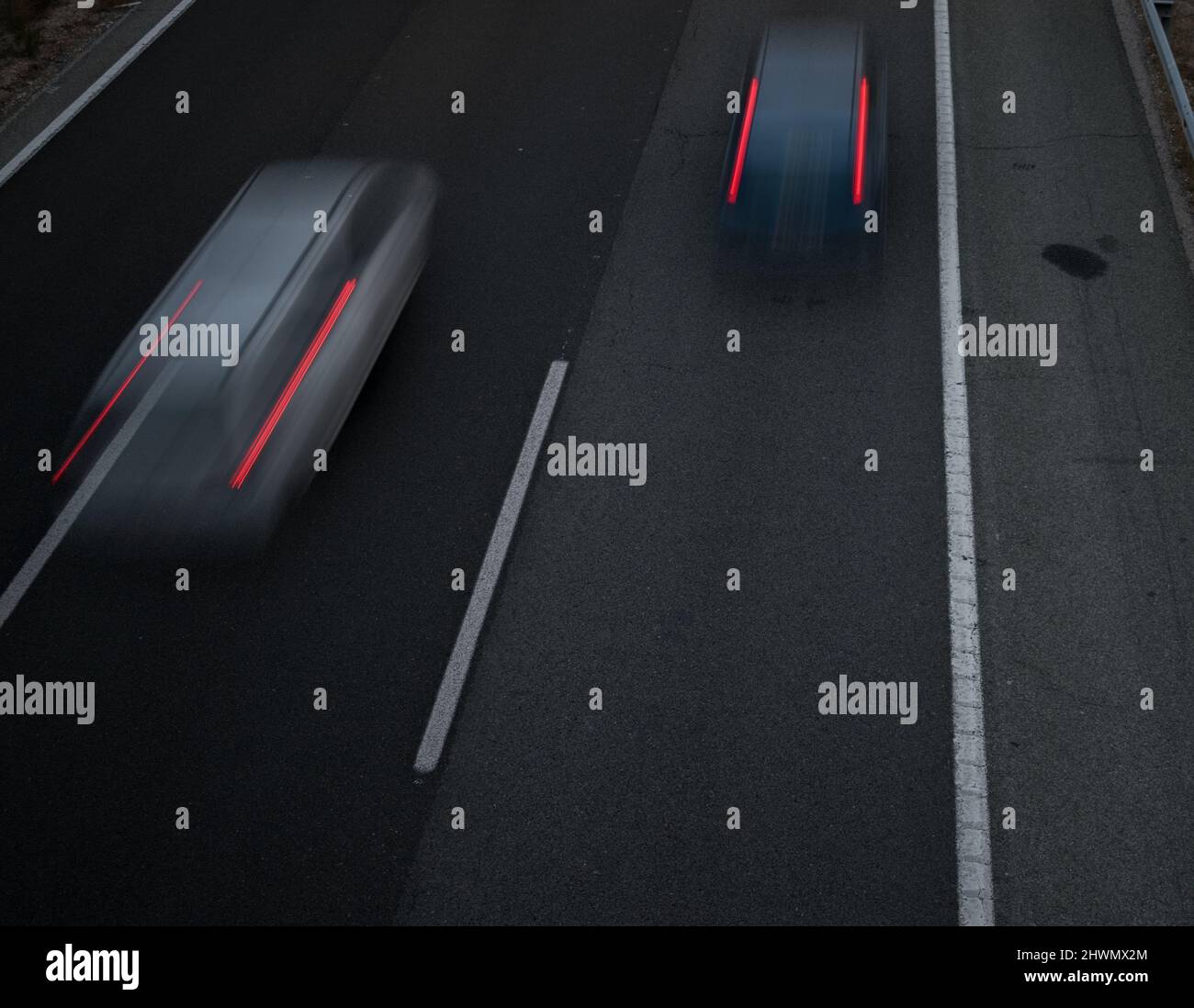 Le trafic de nuit avec des traces floues des voitures Banque D'Images