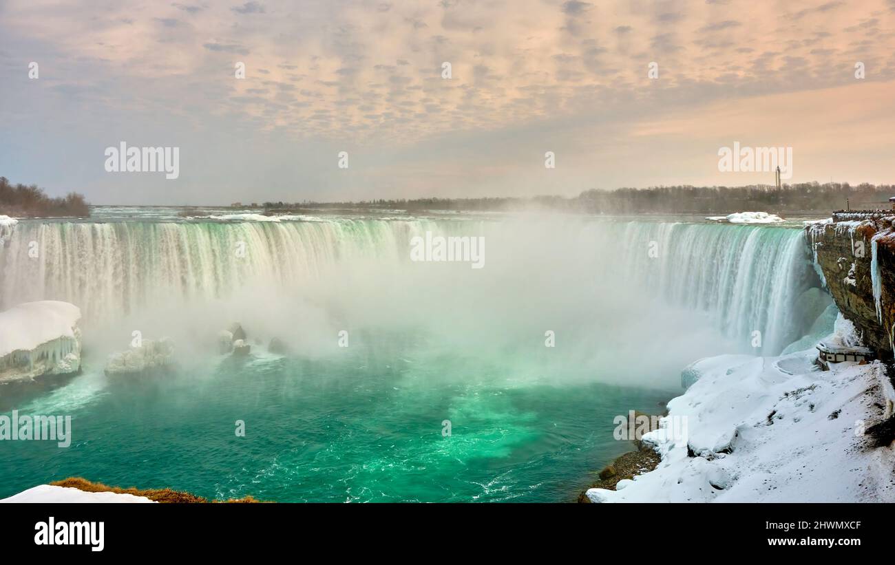 Le fer à cheval tombe du côté canadien des chutes du Niagara en fin d'après-midi par une froide journée d'hiver. Banque D'Images