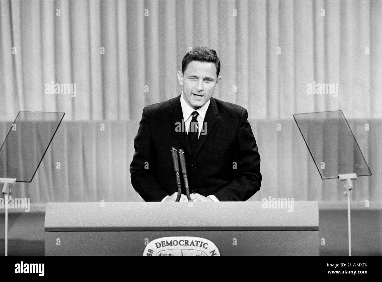 Sénateur américain d'Indiana Birch Bayh à Podium pendant la convention nationale démocratique, Chicago, Illinois, États-Unis, Warren K. Leffler, 26 août 1968 Banque D'Images