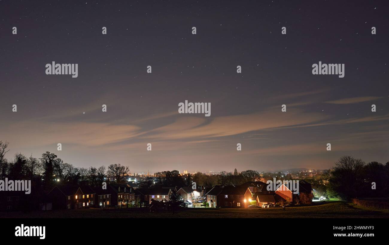 nuit étoilée avec des nuages au-dessus des maisons de banlieue Banque D'Images