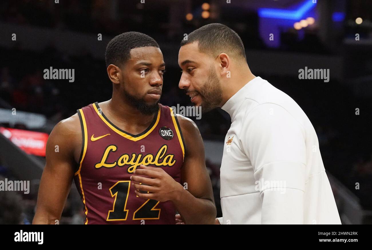 St. Louis, États-Unis. 06th mars 2022. Loyola Ramblers tête de basket-ball Drew Valentine a des mots avec le joueur Marquise Kennedy dans la deuxième moitié du Missouri Valley Conference Tournament Championship Game contre les Drake Bulldogs au centre Enterprise de St. Louis le dimanche 6 mars 2022. Loyola défait Drake 64-58. Photo par Bill Greenblatt/UPI crédit: UPI/Alay Live News Banque D'Images