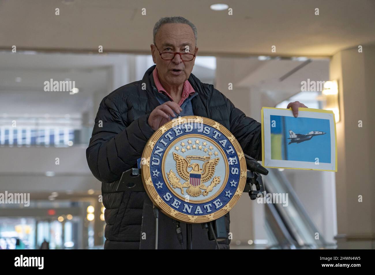 Le leader de la majorité au Sénat, Chuck Schumer (D-NY), exhorte le président Biden Administration à transférer en Ukraine, à New York, des avions fabriqués par l'Union soviétique et appartenant à la Pologne et à d'autres pays d'Europe de l'est. Le sénateur Schumer était en appel Zoom avec le président ukrainien Zelensky le 5 mars 2022 et l'Ukraine a demandé de l'aide avec des avions de chasse. Le sénateur dit que les pilotes de la Force aérienne ukrainienne savent comment utiliser ces types de jets tout en tenant une photo de l'un d'eux. Le sénateur a déclaré que les pays donateurs seront aidés à restaurer leur flotte. Banque D'Images