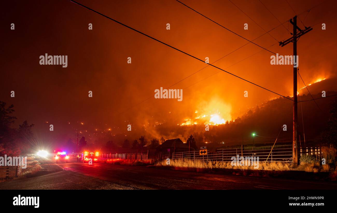 Wildfire brûle sur le flanc d'une montagne en Oregon avec des véhicules d'urgence fermés à la route Banque D'Images