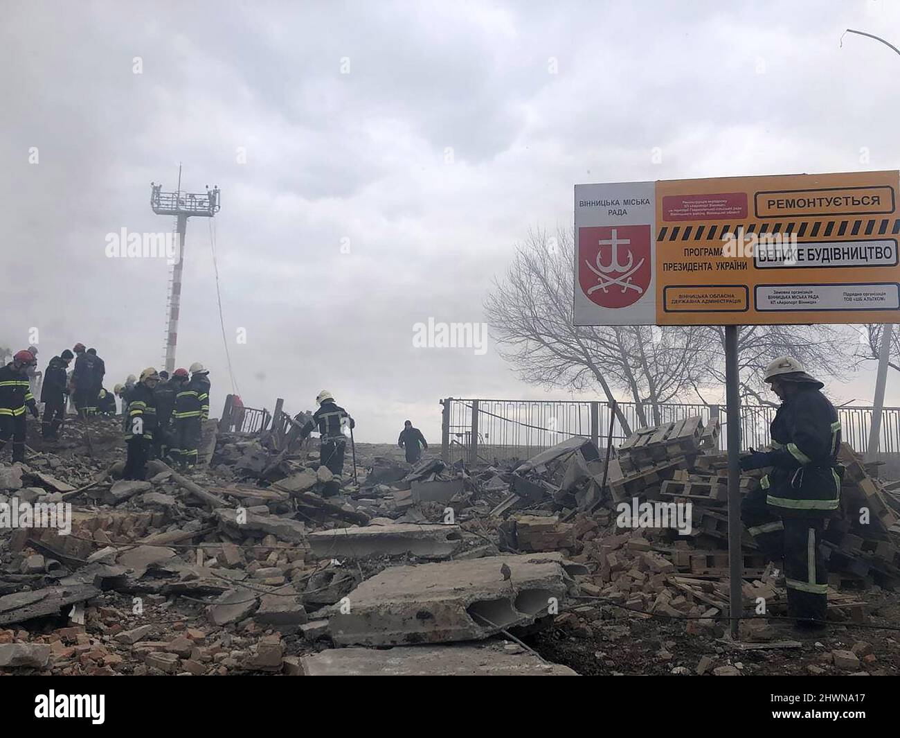 Vinnytsia, Ukraine. 06th mars 2022. Le personnel de sécurité inspecte les restes d'une arme militaire dans une rue Mykolaiv, dans le sud de l'Ukraine, le jour de Sonday, le 6 mars 2022. Photo par Vinnytsia Regional State Administration/UPI crédit: UPI/Alay Live News Banque D'Images