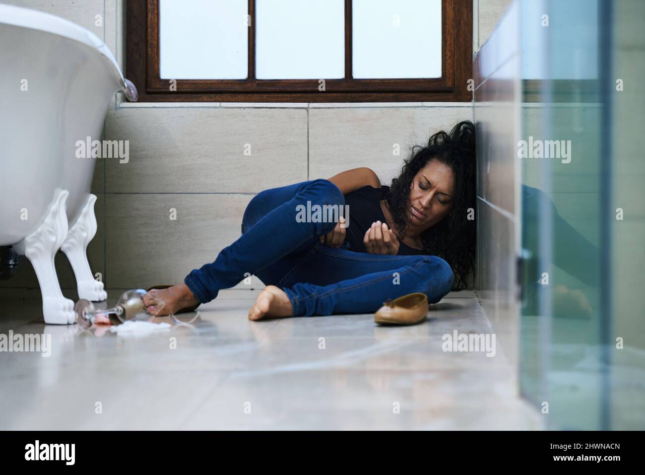 Dépendant des médicaments. Une photo d'un drogué est passée sur le sol de la salle de bains. Banque D'Images